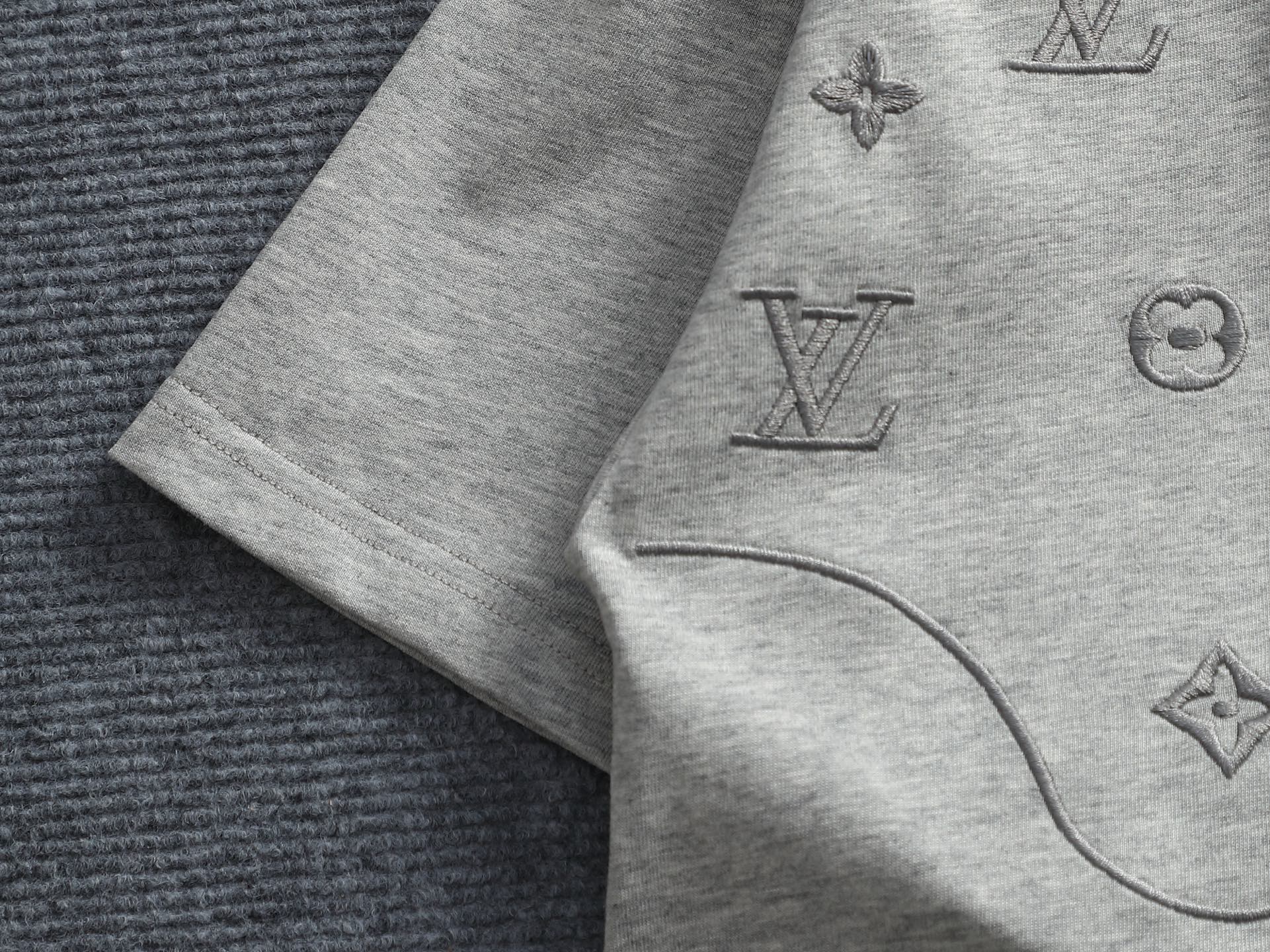 LV高仿立體刺繡Monogram拼接短袖T恤高端精品潮流款| 11 LV高仿立體刺繡Monogram拼接短袖T恤高端精品潮流款