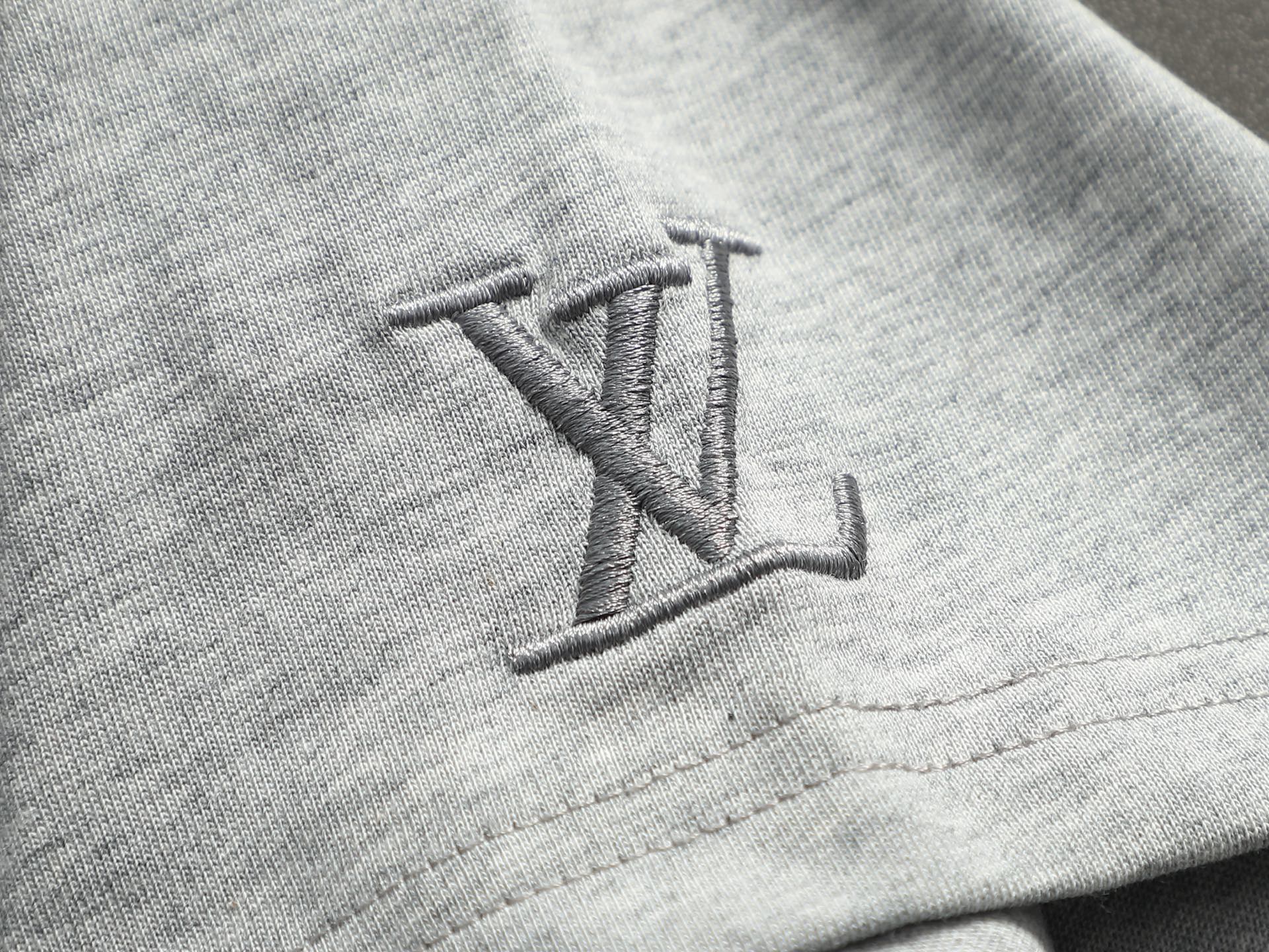 LV高仿立體刺繡Monogram拼接短袖T恤高端精品潮流款| 8 LV高仿立體刺繡Monogram拼接短袖T恤高端精品潮流款