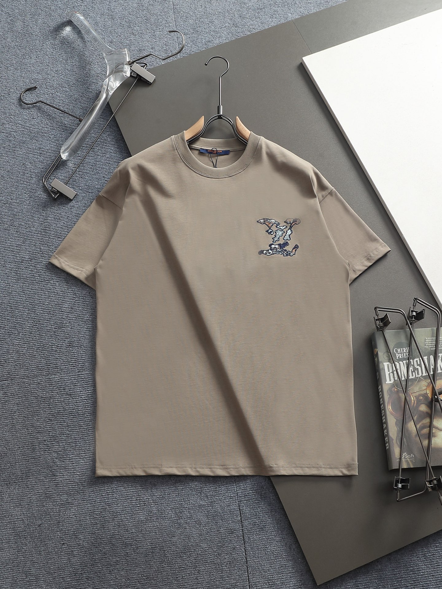 LVA貨藝術塗鴉刺繡Logo短袖T恤時尚潮流精品百搭款| 2 LVA貨藝術塗鴉刺繡Logo短袖T恤時尚潮流精品百搭款