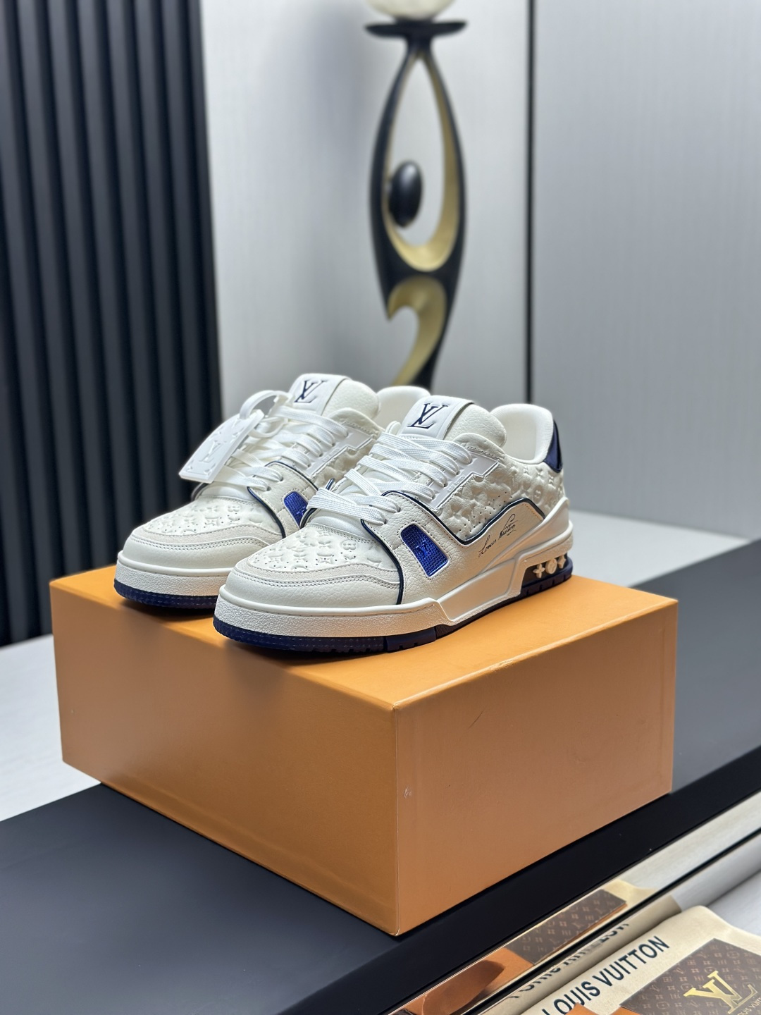 LVA貨Trainer白藍Monogram壓紋運動鞋 精品休閒鞋| 3 LVA貨Trainer白藍Monogram壓紋運動鞋 精品休閒鞋