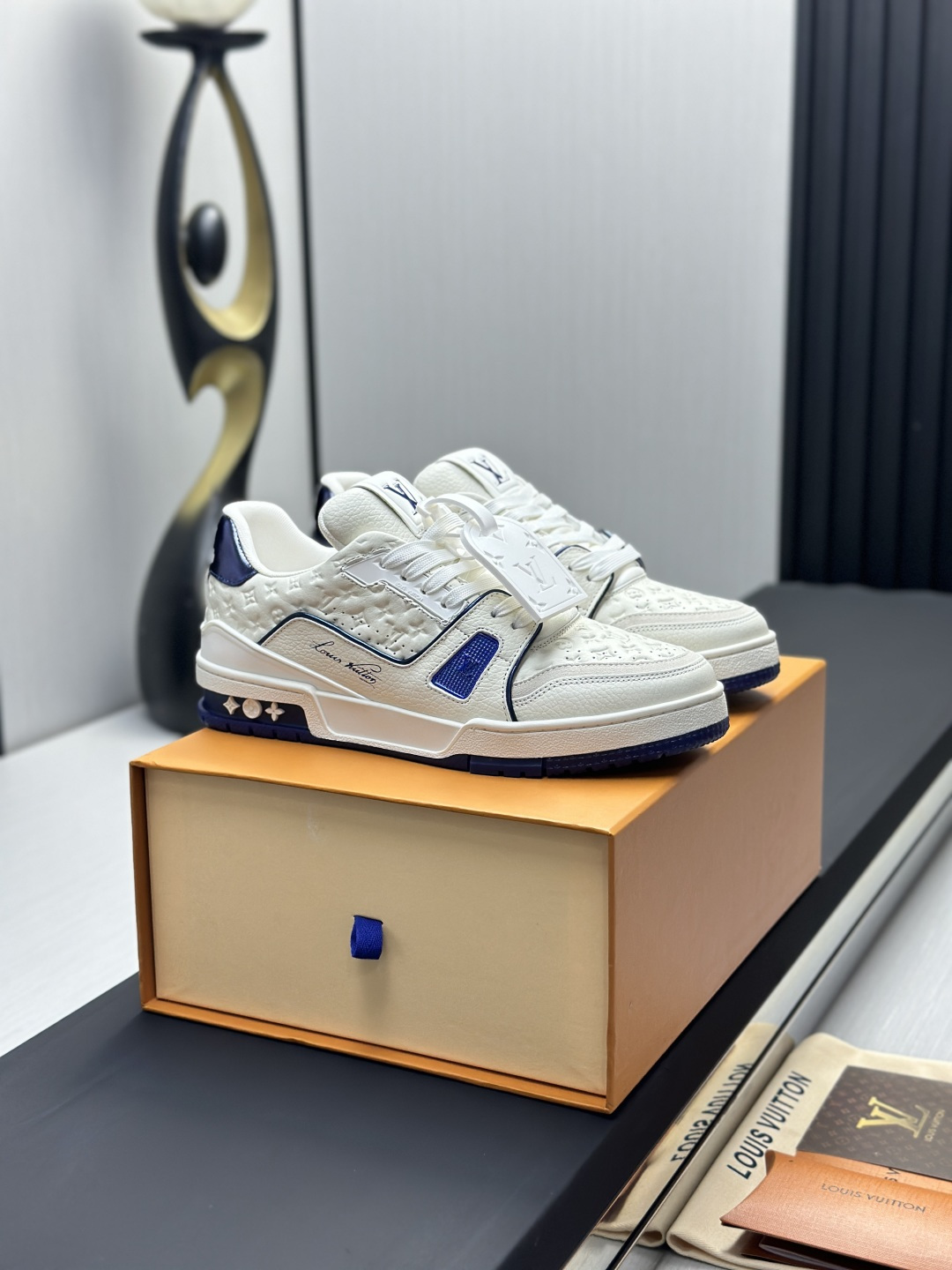 LVA貨Trainer白藍Monogram壓紋運動鞋 精品休閒鞋| 14 LVA貨Trainer白藍Monogram壓紋運動鞋 精品休閒鞋