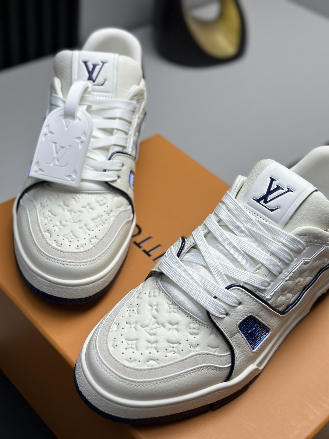 LVA貨Trainer白藍Monogram壓紋運動鞋 精品休閒鞋| 11 LVA貨Trainer白藍Monogram壓紋運動鞋 精品休閒鞋