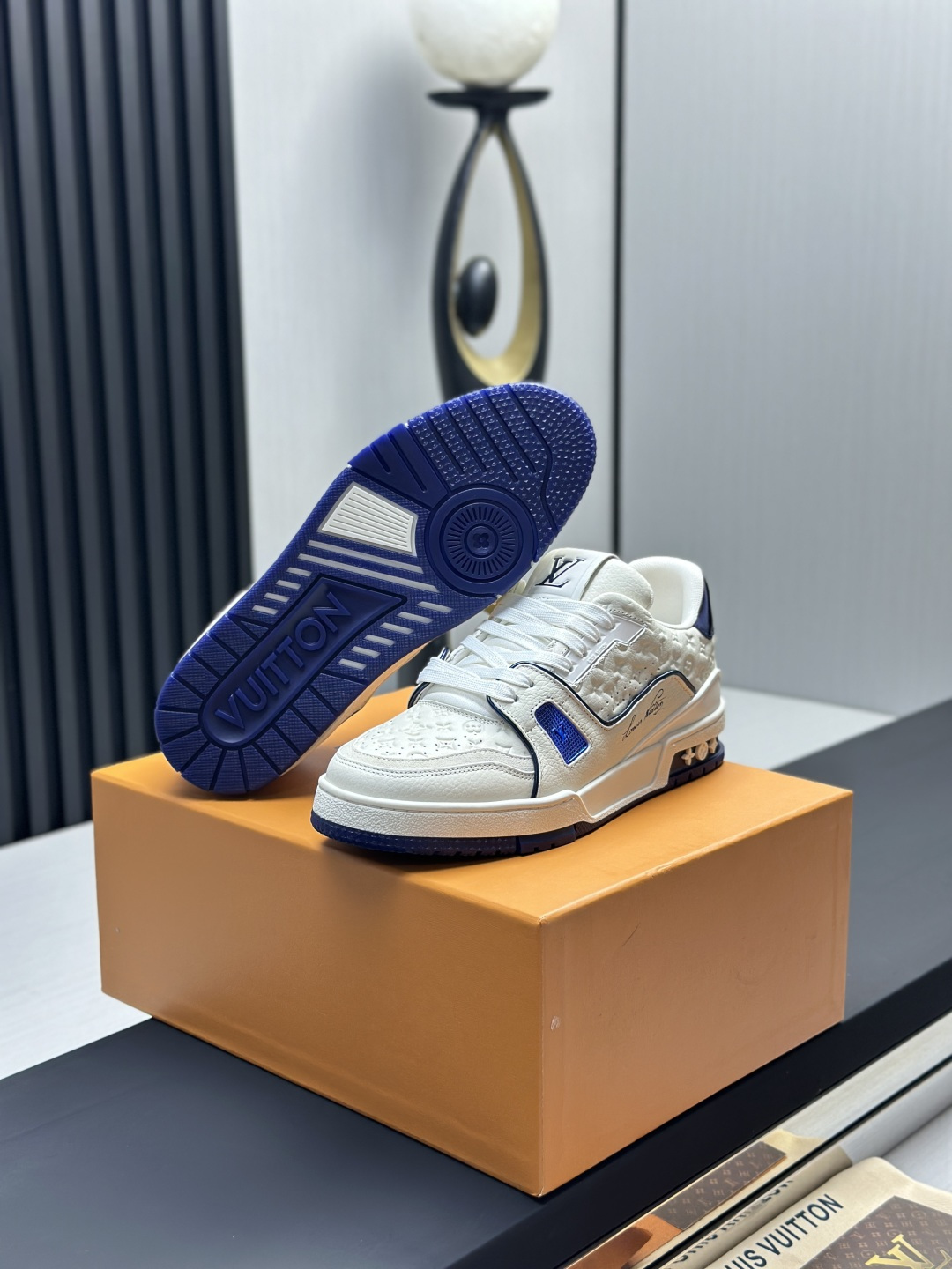LVA貨Trainer白藍Monogram壓紋運動鞋 精品休閒鞋| 10 LVA貨Trainer白藍Monogram壓紋運動鞋 精品休閒鞋
