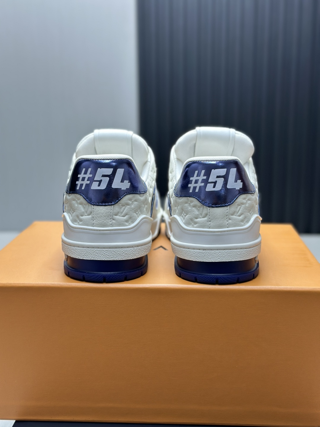 LVA貨Trainer白藍Monogram壓紋運動鞋 精品休閒鞋| 9 LVA貨Trainer白藍Monogram壓紋運動鞋 精品休閒鞋