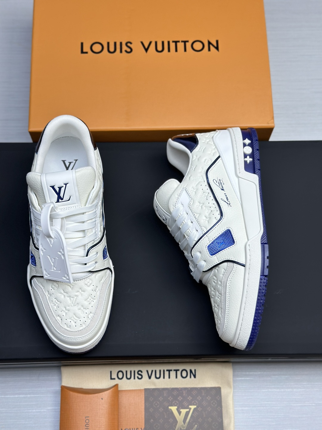 LVA貨Trainer白藍Monogram壓紋運動鞋 精品休閒鞋| 8 LVA貨Trainer白藍Monogram壓紋運動鞋 精品休閒鞋