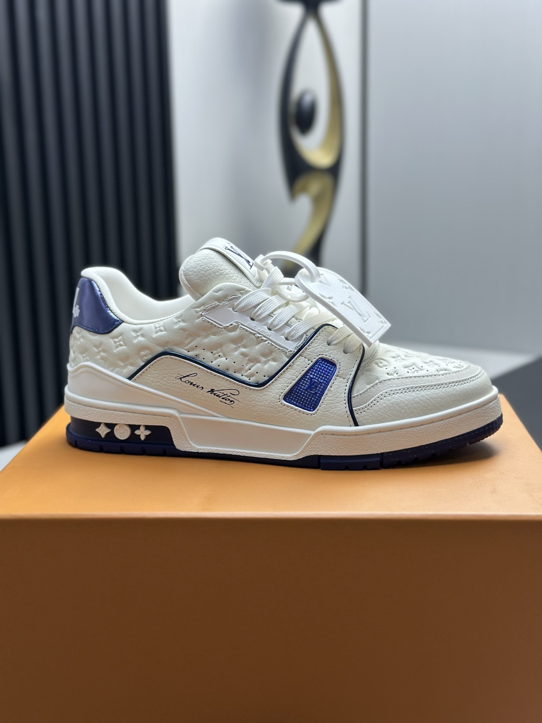 LVA貨Trainer白藍Monogram壓紋運動鞋 精品休閒鞋| 7 LVA貨Trainer白藍Monogram壓紋運動鞋 精品休閒鞋