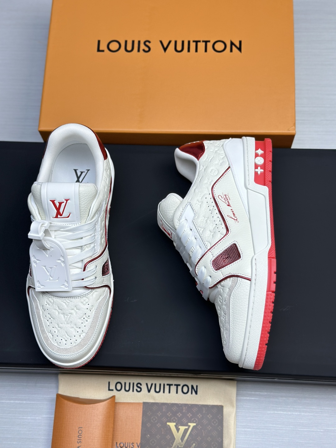 LV 一比一 Trainer 壓紋Monogram紅白配色休閒運動鞋| 8 LV 一比一 Trainer 壓紋Monogram紅白配色休閒運動鞋