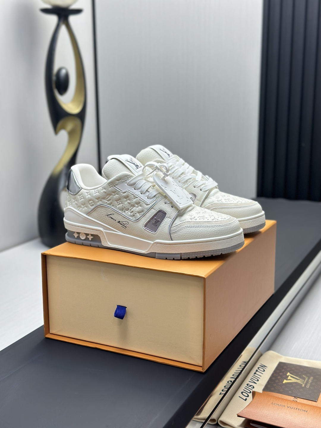 LV A貨 Trainer 全白銀灰Monogram壓紋低筒休閒鞋| 14 LV A貨 Trainer 全白銀灰Monogram壓紋低筒休閒鞋