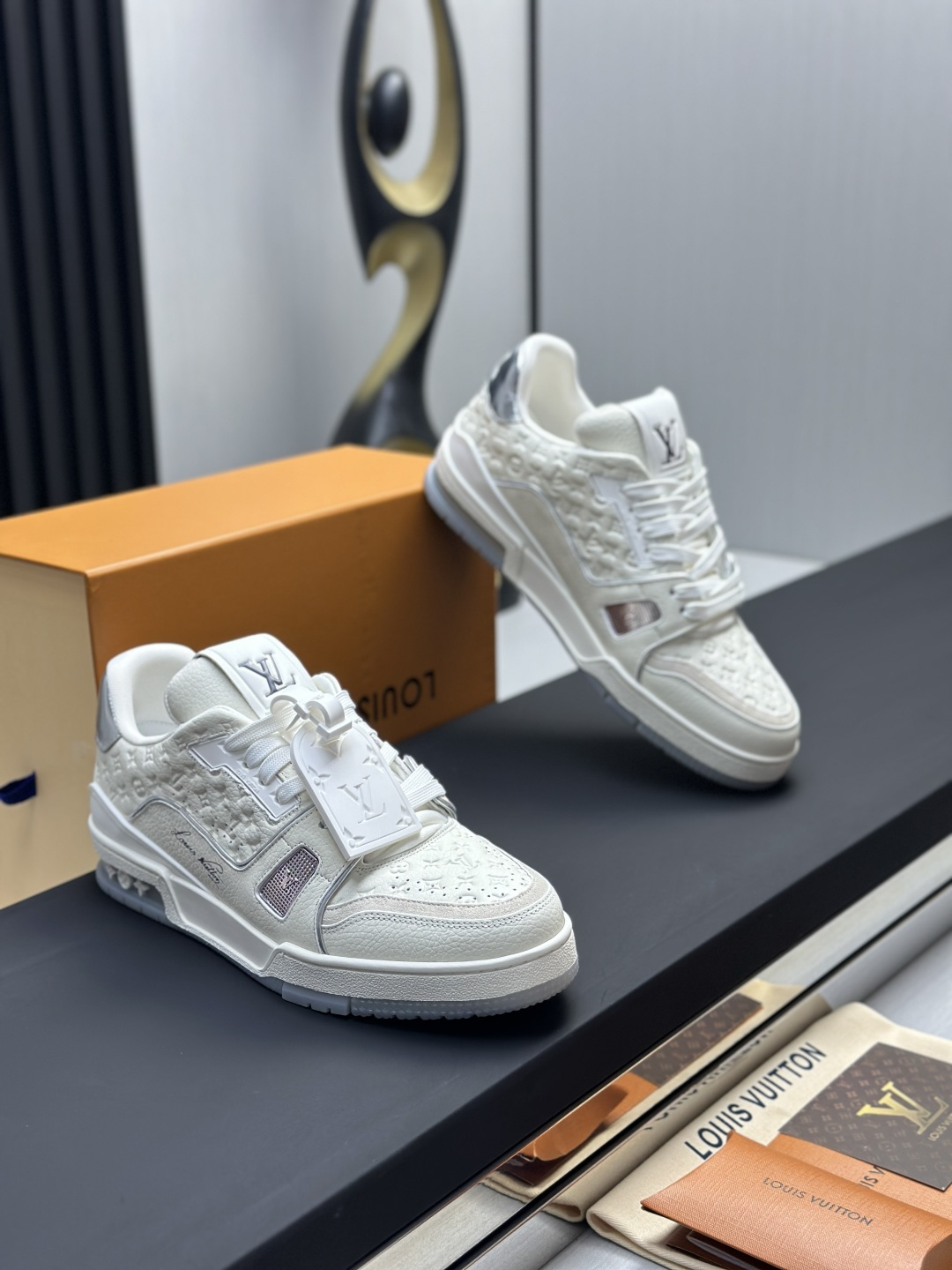LV A貨 Trainer 全白銀灰Monogram壓紋低筒休閒鞋| 13 LV A貨 Trainer 全白銀灰Monogram壓紋低筒休閒鞋
