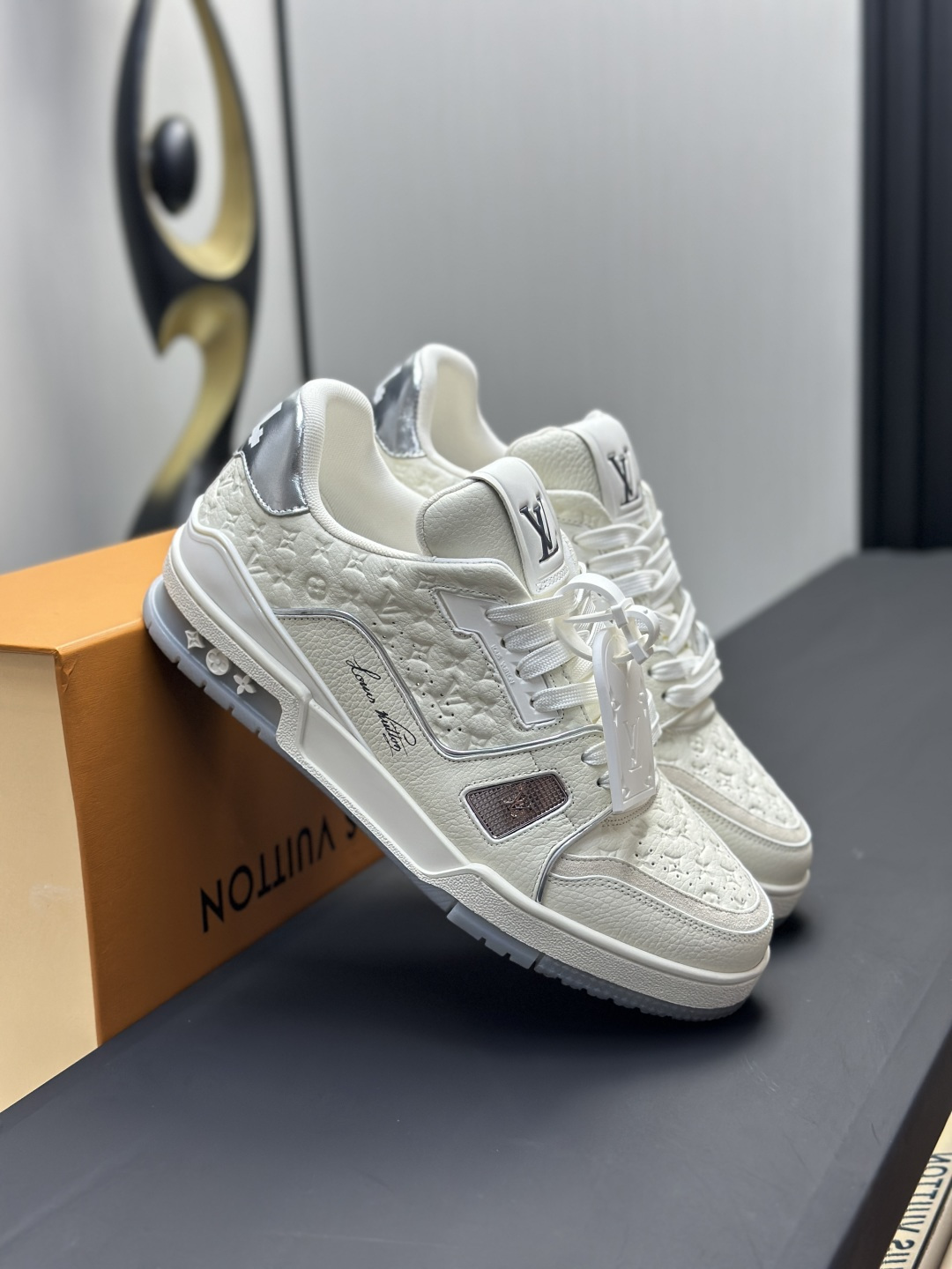 LV A貨 Trainer 全白銀灰Monogram壓紋低筒休閒鞋| 12 LV A貨 Trainer 全白銀灰Monogram壓紋低筒休閒鞋