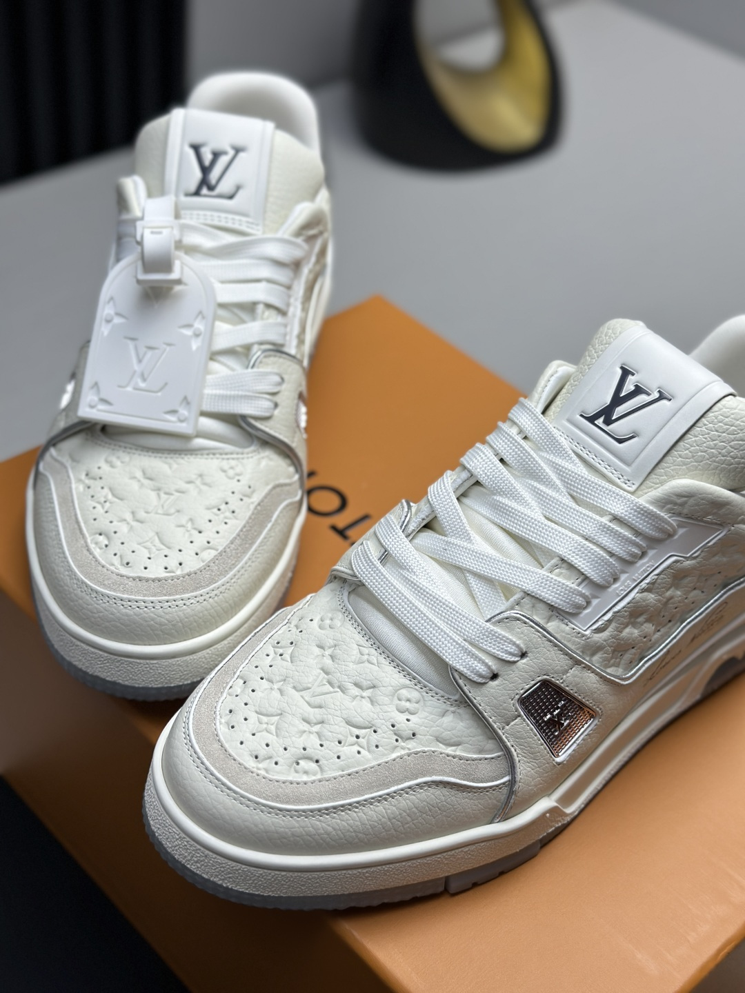 LV A貨 Trainer 全白銀灰Monogram壓紋低筒休閒鞋| 11 LV A貨 Trainer 全白銀灰Monogram壓紋低筒休閒鞋