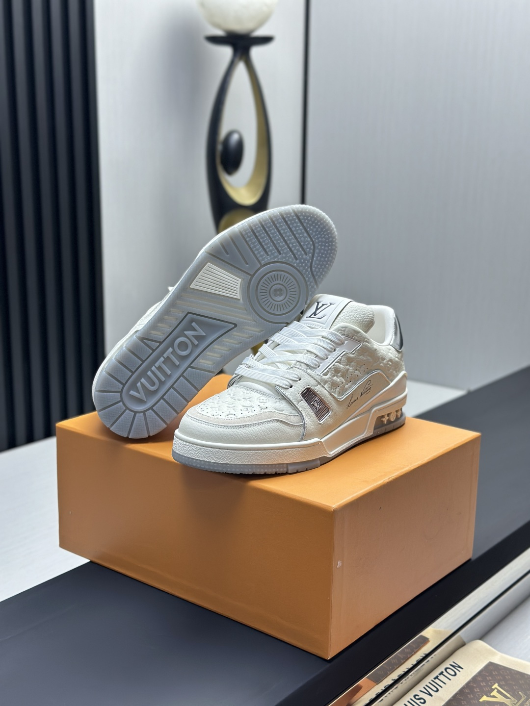 LV A貨 Trainer 全白銀灰Monogram壓紋低筒休閒鞋| 10 LV A貨 Trainer 全白銀灰Monogram壓紋低筒休閒鞋