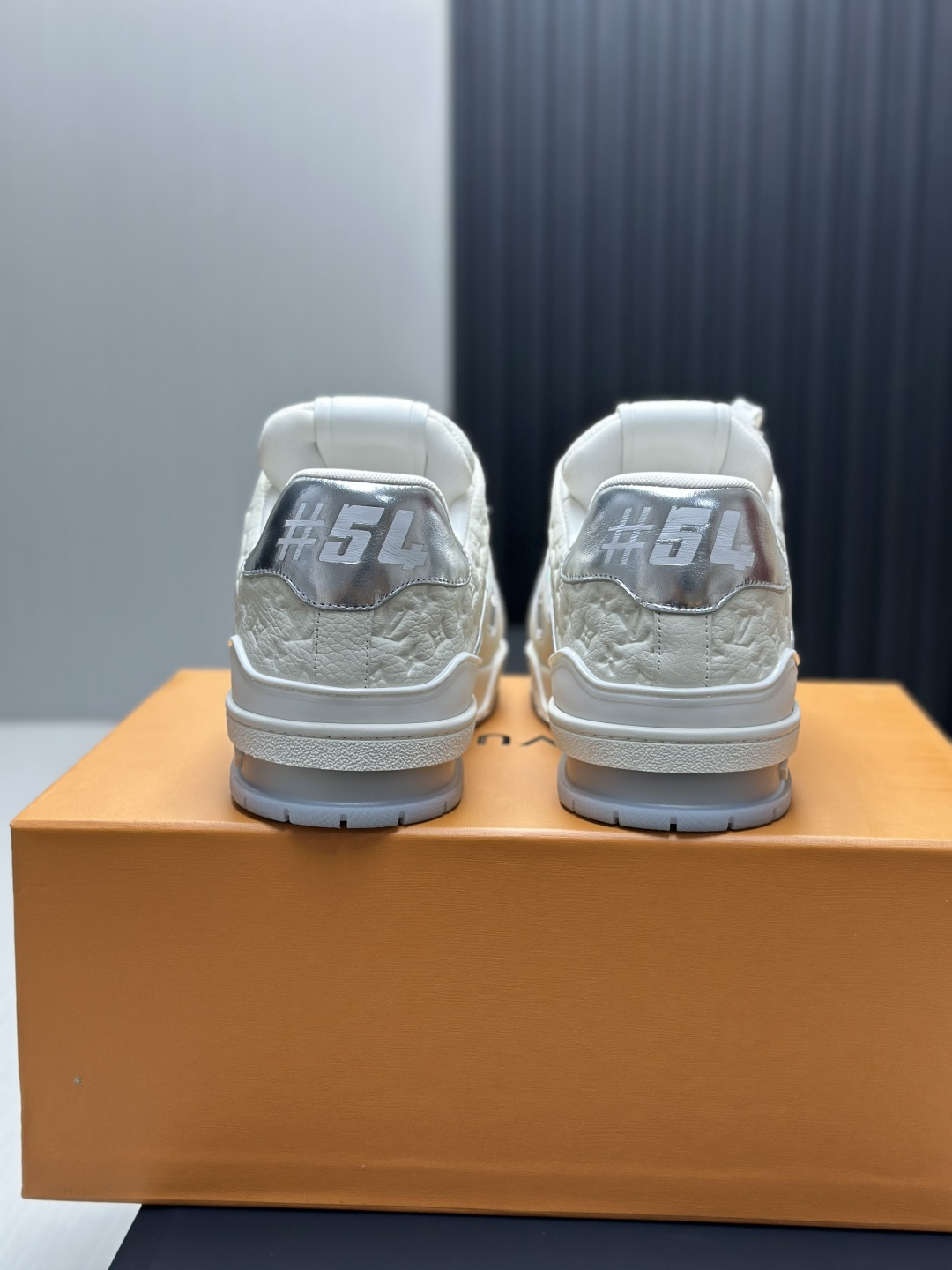LV A貨 Trainer 全白銀灰Monogram壓紋低筒休閒鞋| 9 LV A貨 Trainer 全白銀灰Monogram壓紋低筒休閒鞋