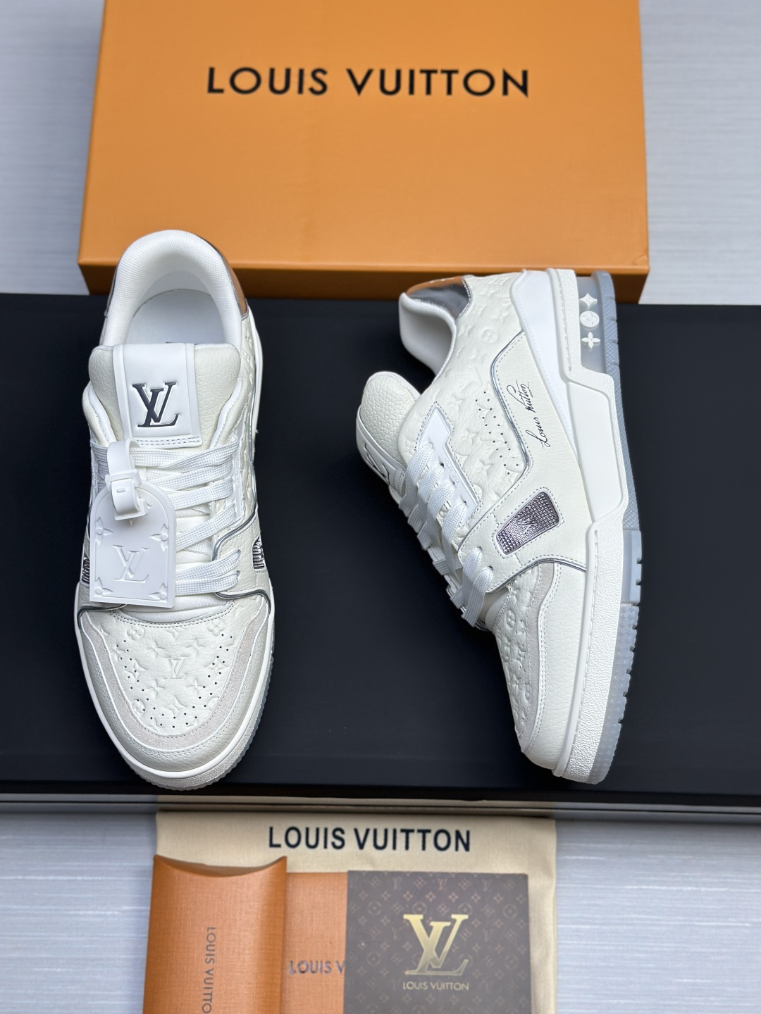 LV A貨 Trainer 全白銀灰Monogram壓紋低筒休閒鞋| 8 LV A貨 Trainer 全白銀灰Monogram壓紋低筒休閒鞋