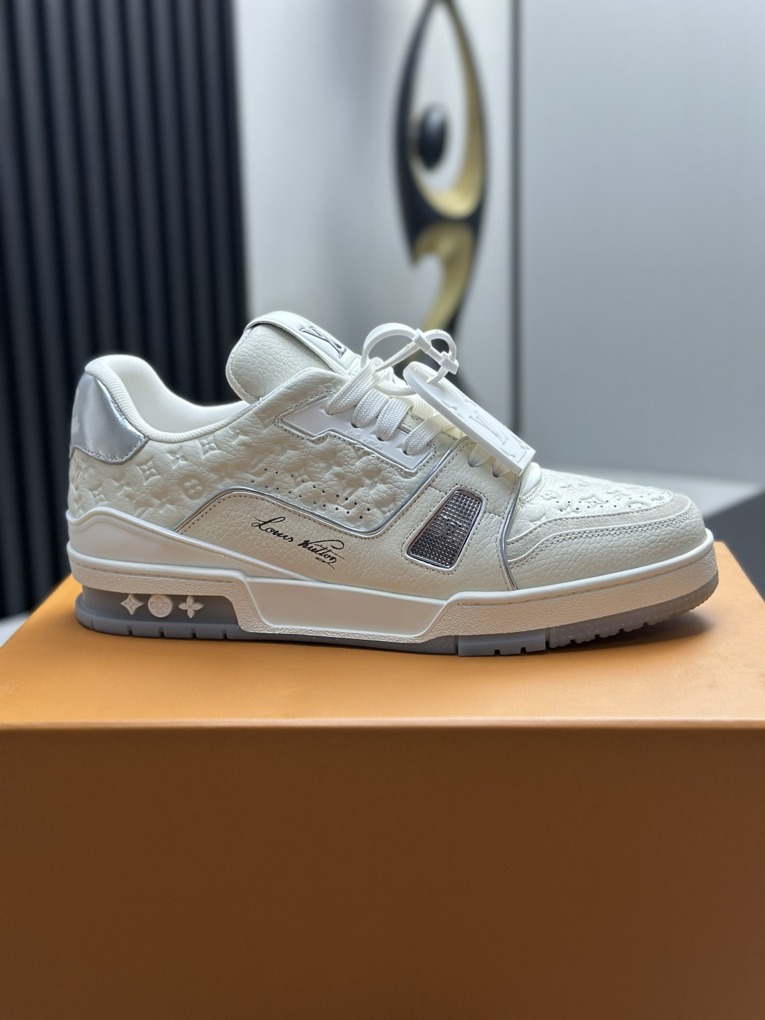 LV A貨 Trainer 全白銀灰Monogram壓紋低筒休閒鞋| 7 LV A貨 Trainer 全白銀灰Monogram壓紋低筒休閒鞋