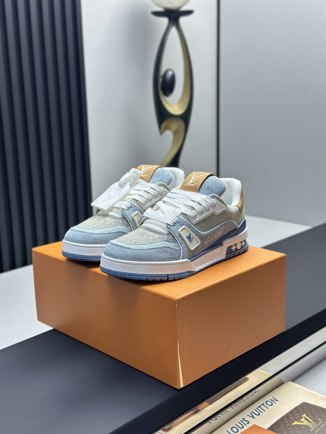 LV 高仿 Trainer 丹寧Monogram藍色拼接運動鞋| 3 LV 高仿 Trainer 丹寧Monogram藍色拼接運動鞋