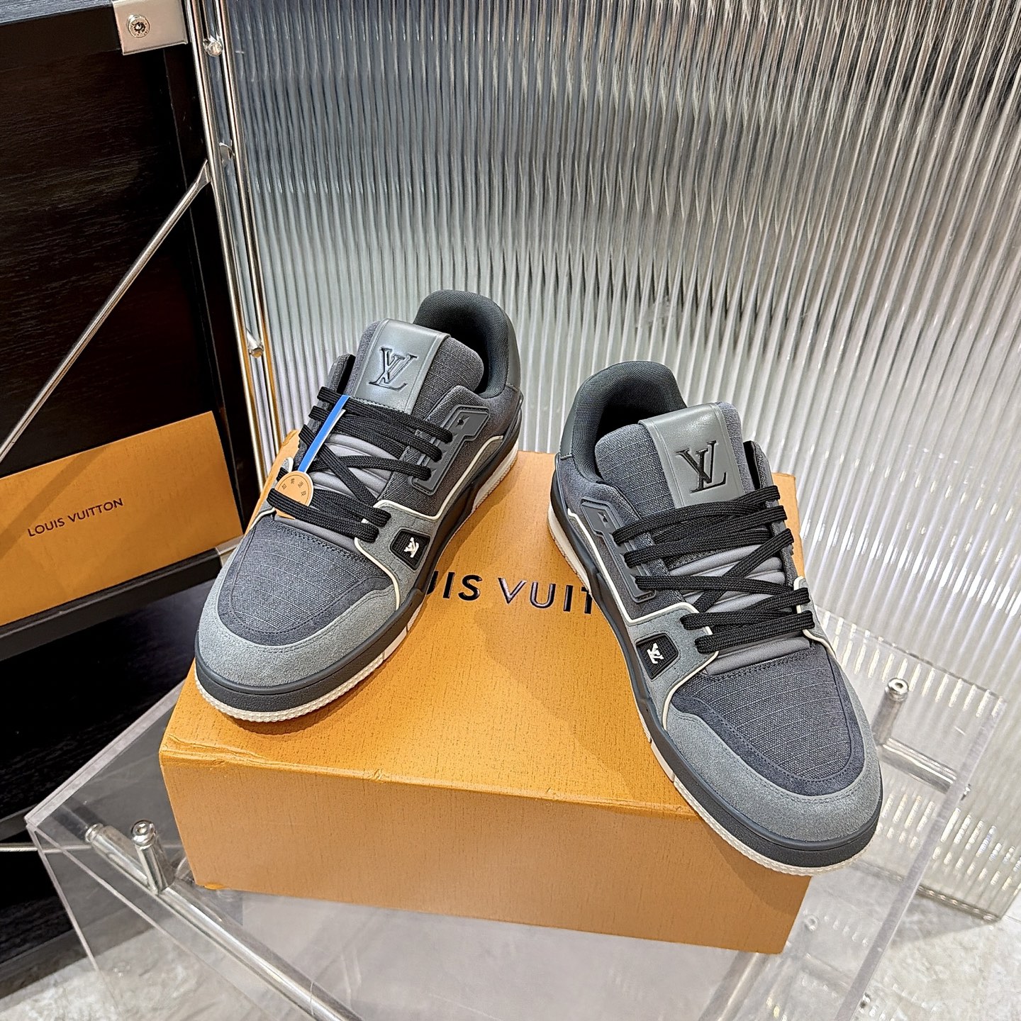 LV 原單 Trainer 灰黑拼接麂皮休閒運動鞋| 3 LV 原單 Trainer 灰黑拼接麂皮休閒運動鞋