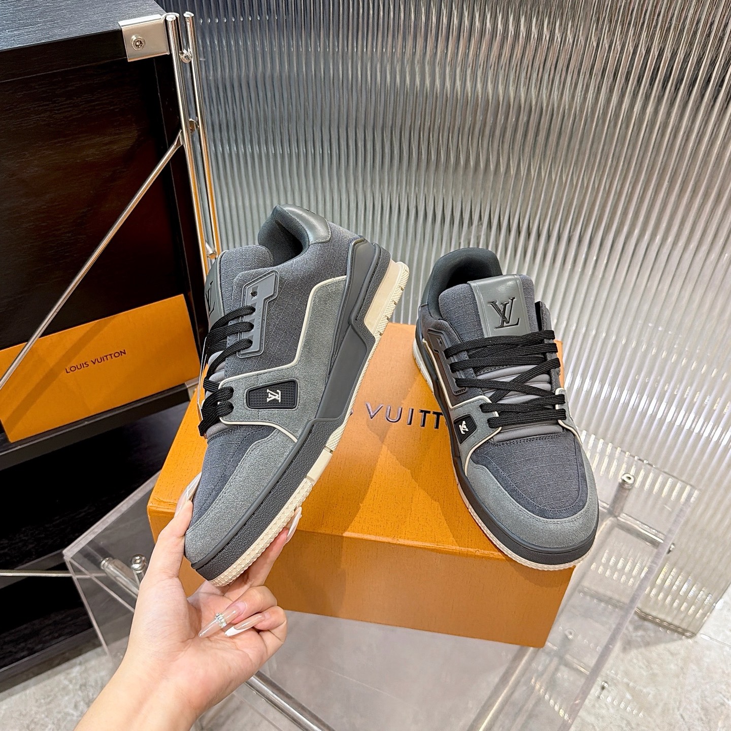 LV 原單 Trainer 灰黑拼接麂皮休閒運動鞋| 13 LV 原單 Trainer 灰黑拼接麂皮休閒運動鞋