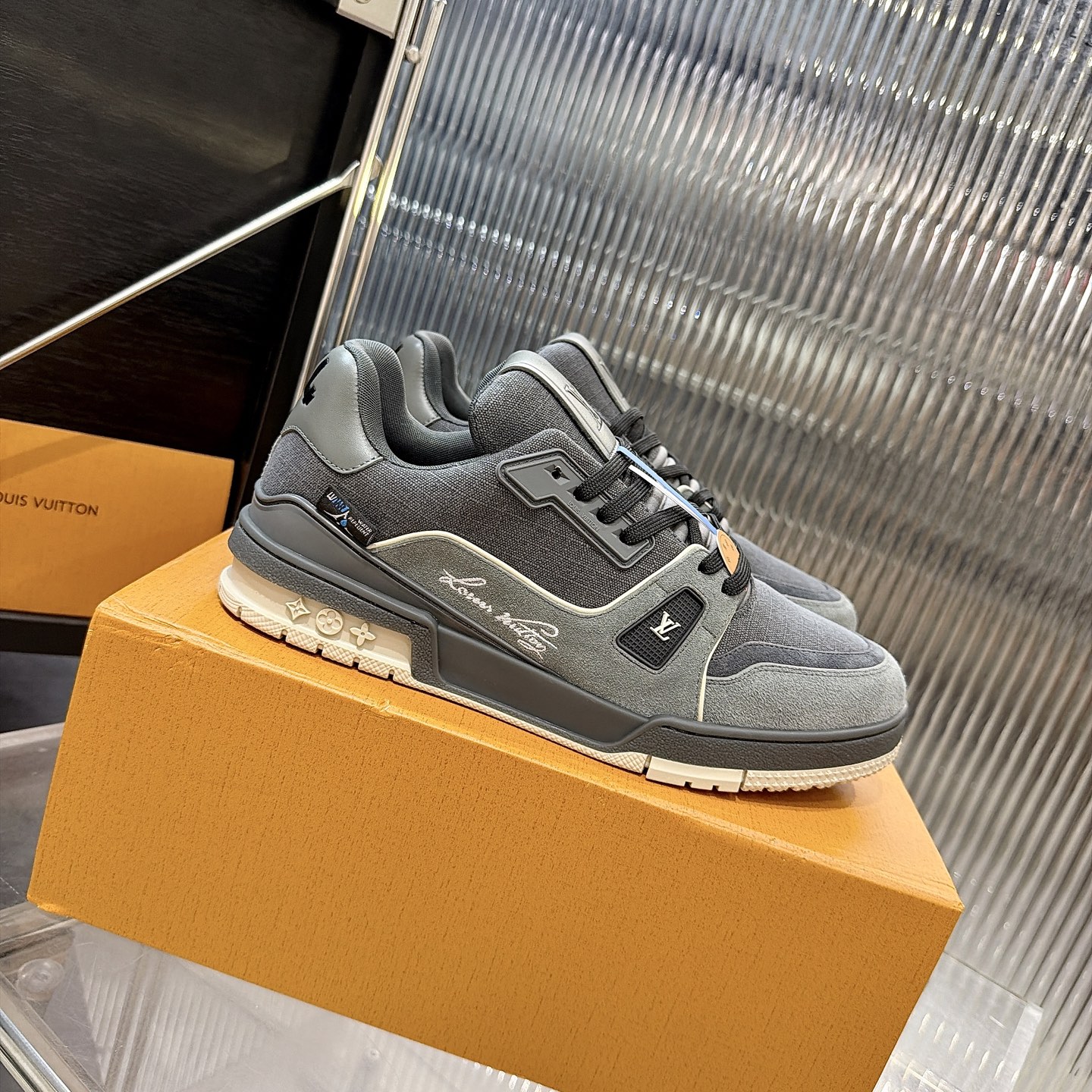 LV 原單 Trainer 灰黑拼接麂皮休閒運動鞋| 12 LV 原單 Trainer 灰黑拼接麂皮休閒運動鞋