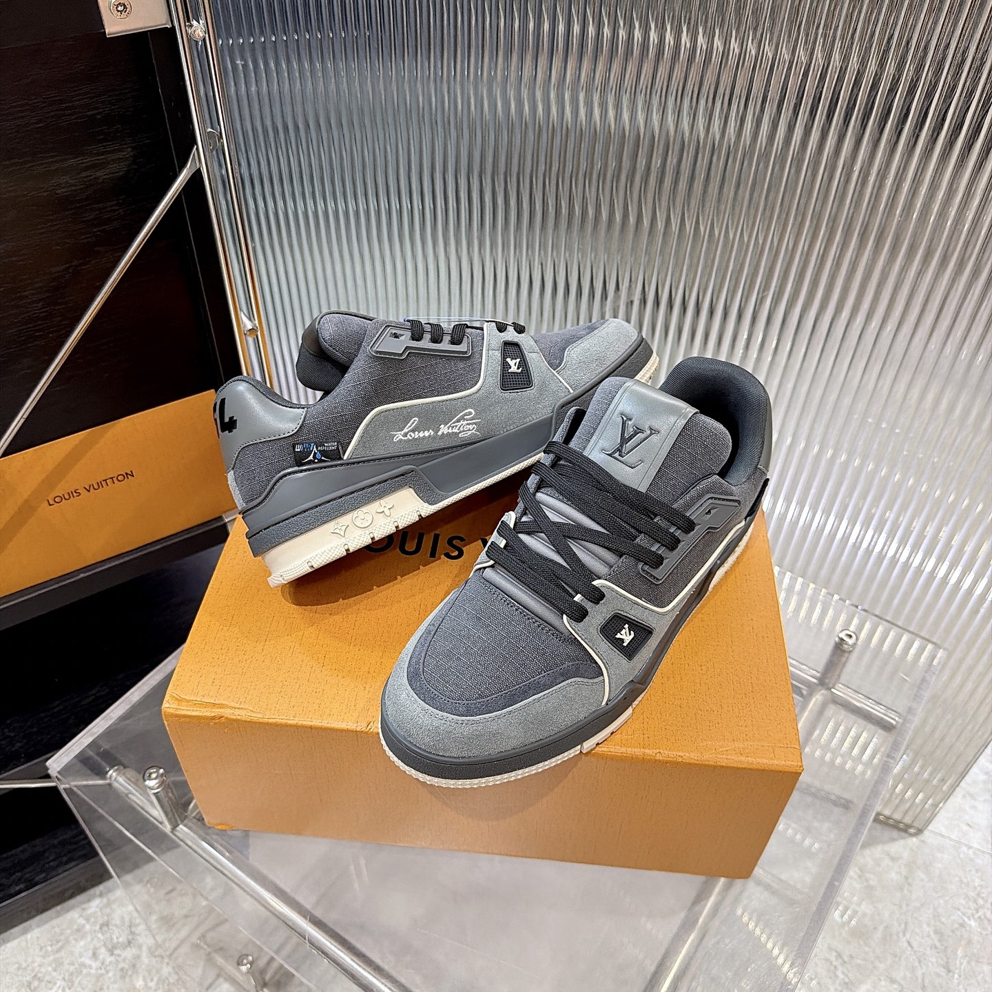 LV 原單 Trainer 灰黑拼接麂皮休閒運動鞋| 11 LV 原單 Trainer 灰黑拼接麂皮休閒運動鞋