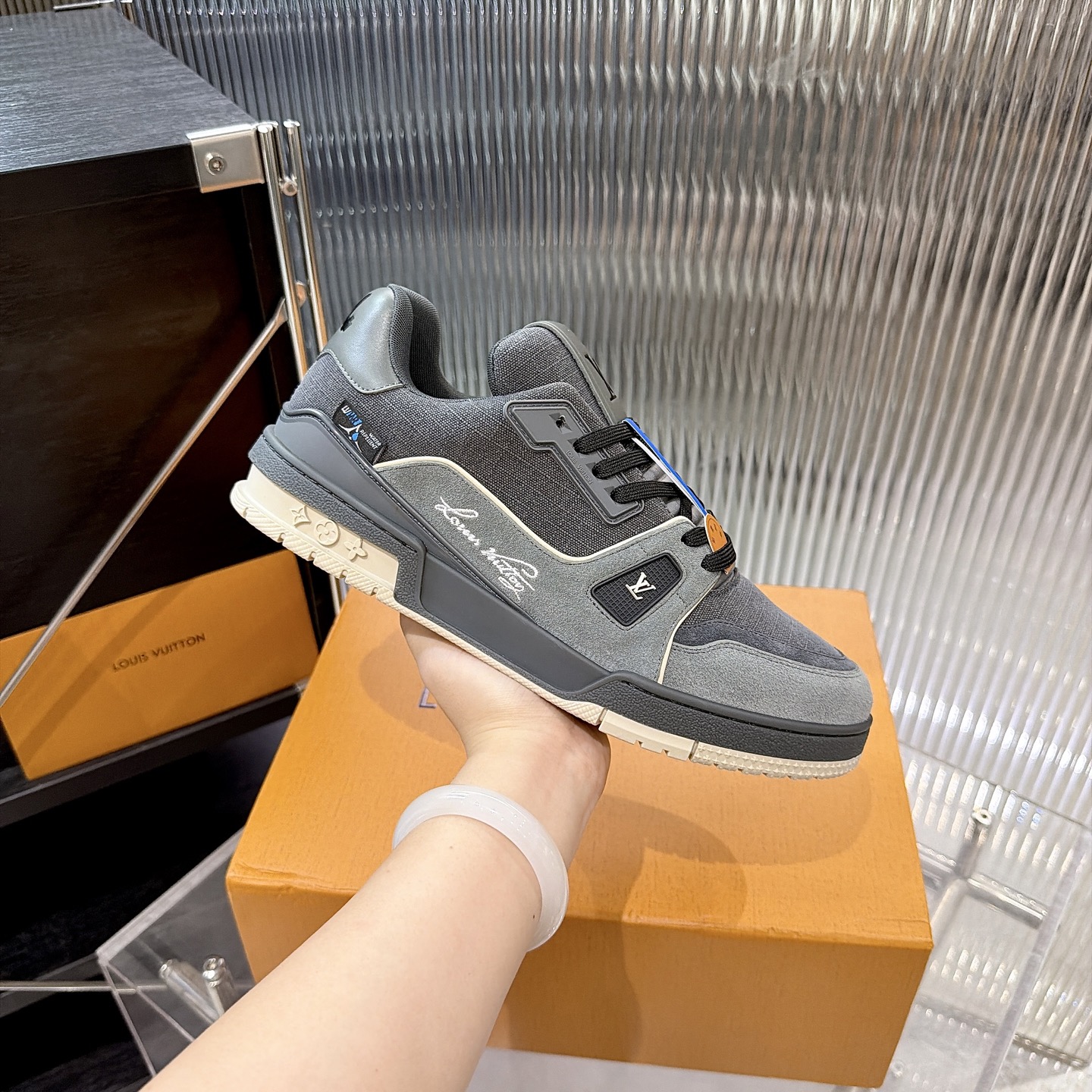 LV 原單 Trainer 灰黑拼接麂皮休閒運動鞋| 10 LV 原單 Trainer 灰黑拼接麂皮休閒運動鞋