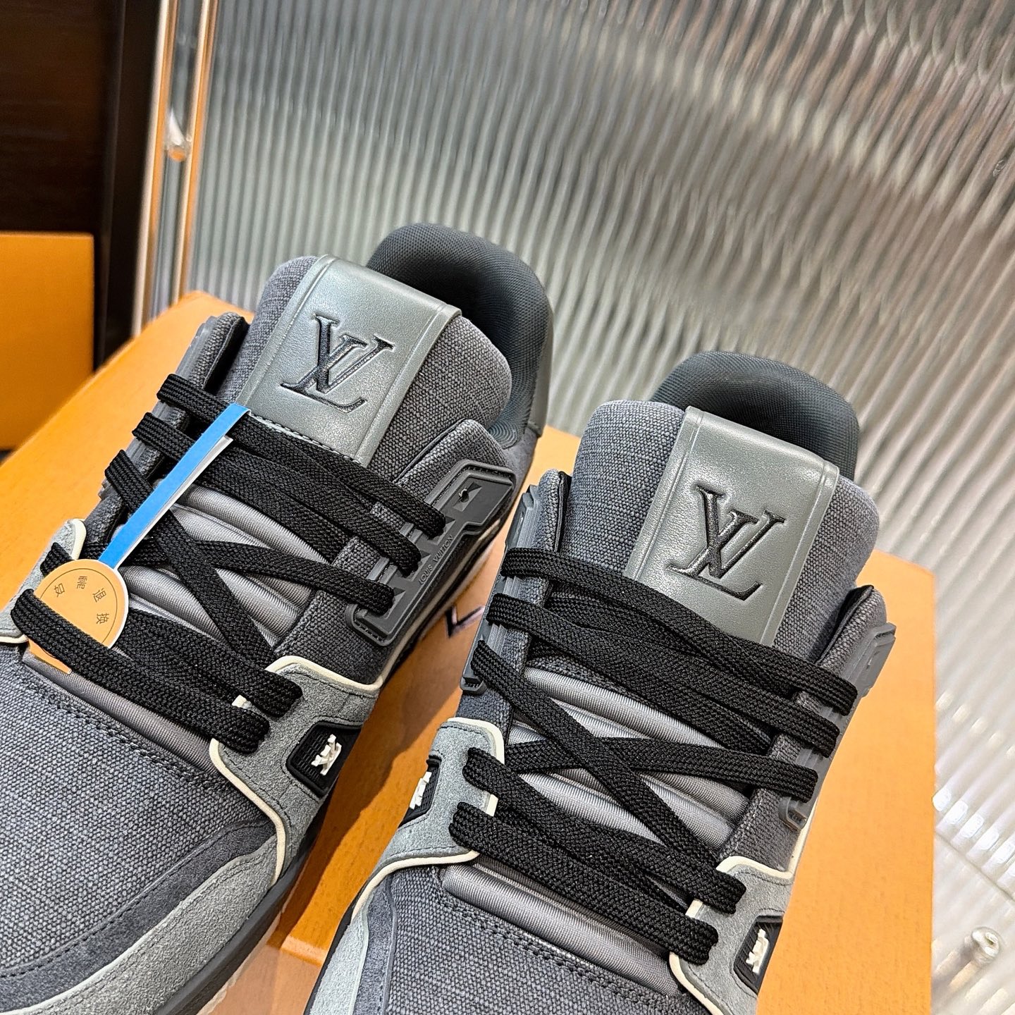 LV 原單 Trainer 灰黑拼接麂皮休閒運動鞋| 9 LV 原單 Trainer 灰黑拼接麂皮休閒運動鞋