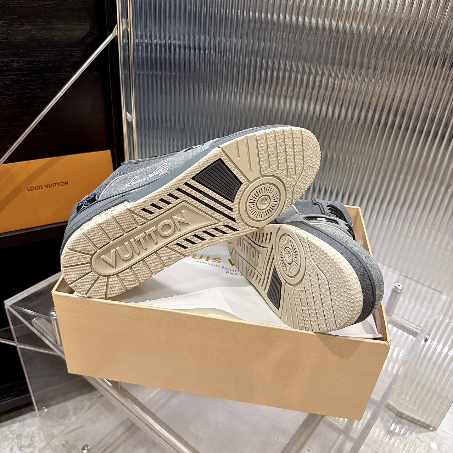 LV 原單 Trainer 灰黑拼接麂皮休閒運動鞋| 8 LV 原單 Trainer 灰黑拼接麂皮休閒運動鞋