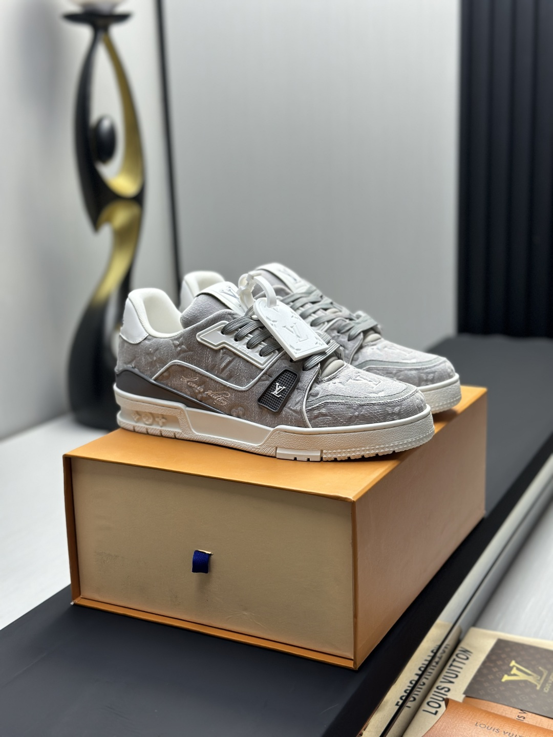 LV 高仿 Trainer 灰色Monogram壓紋低筒運動鞋| 14 LV 高仿 Trainer 灰色Monogram壓紋低筒運動鞋