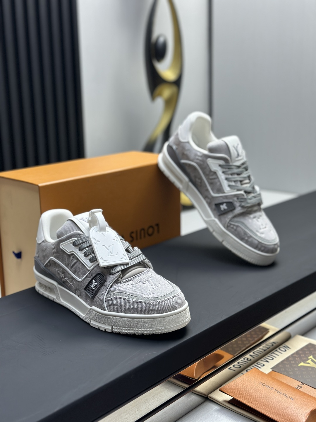 LV 高仿 Trainer 灰色Monogram壓紋低筒運動鞋| 13 LV 高仿 Trainer 灰色Monogram壓紋低筒運動鞋