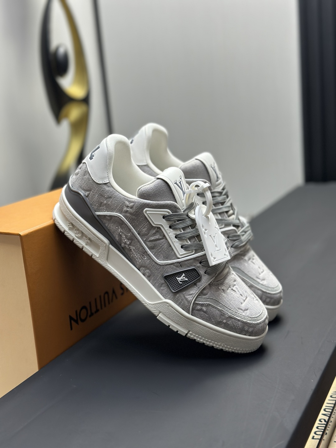 LV 高仿 Trainer 灰色Monogram壓紋低筒運動鞋| 12 LV 高仿 Trainer 灰色Monogram壓紋低筒運動鞋