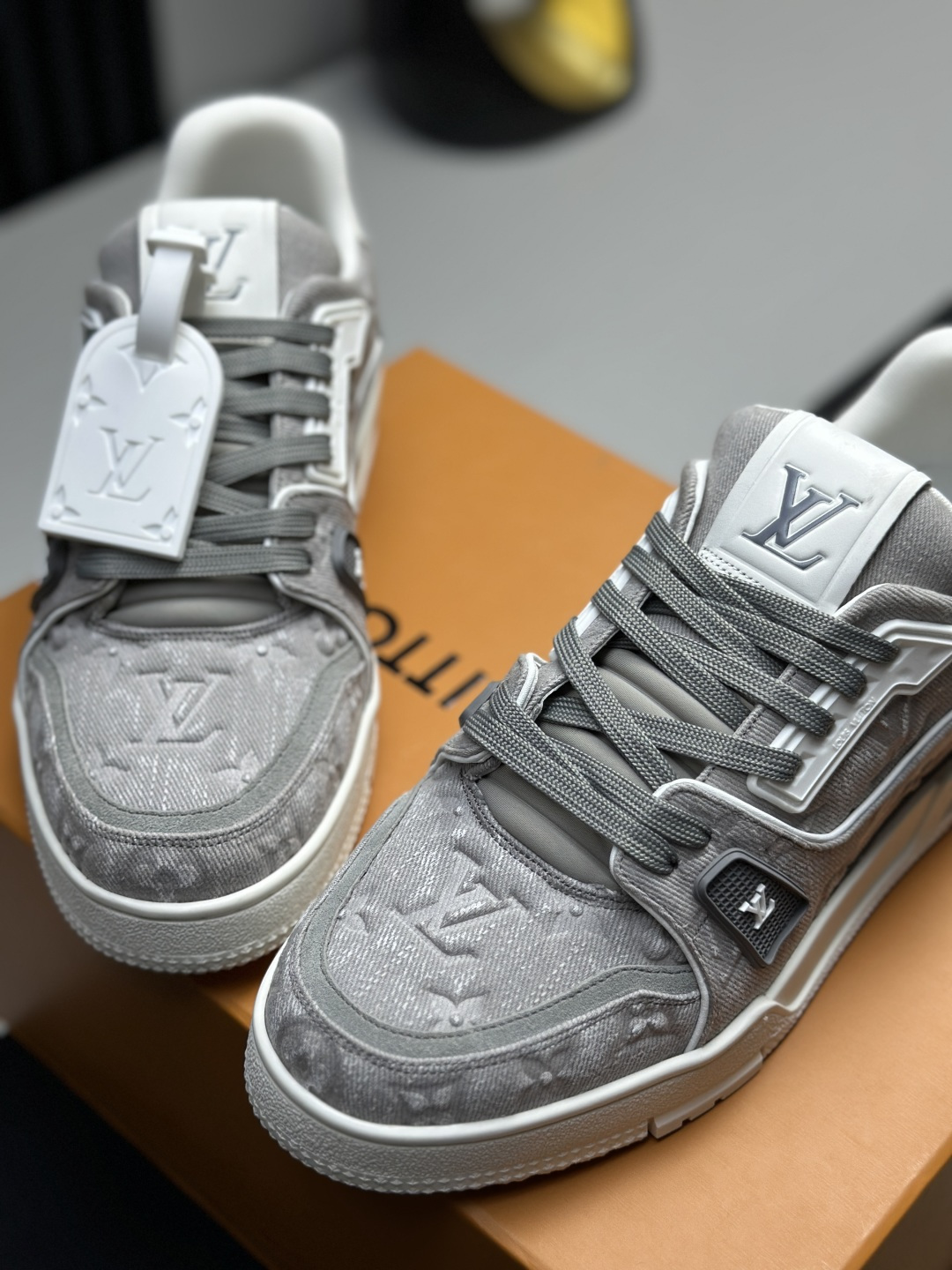 LV 高仿 Trainer 灰色Monogram壓紋低筒運動鞋| 11 LV 高仿 Trainer 灰色Monogram壓紋低筒運動鞋