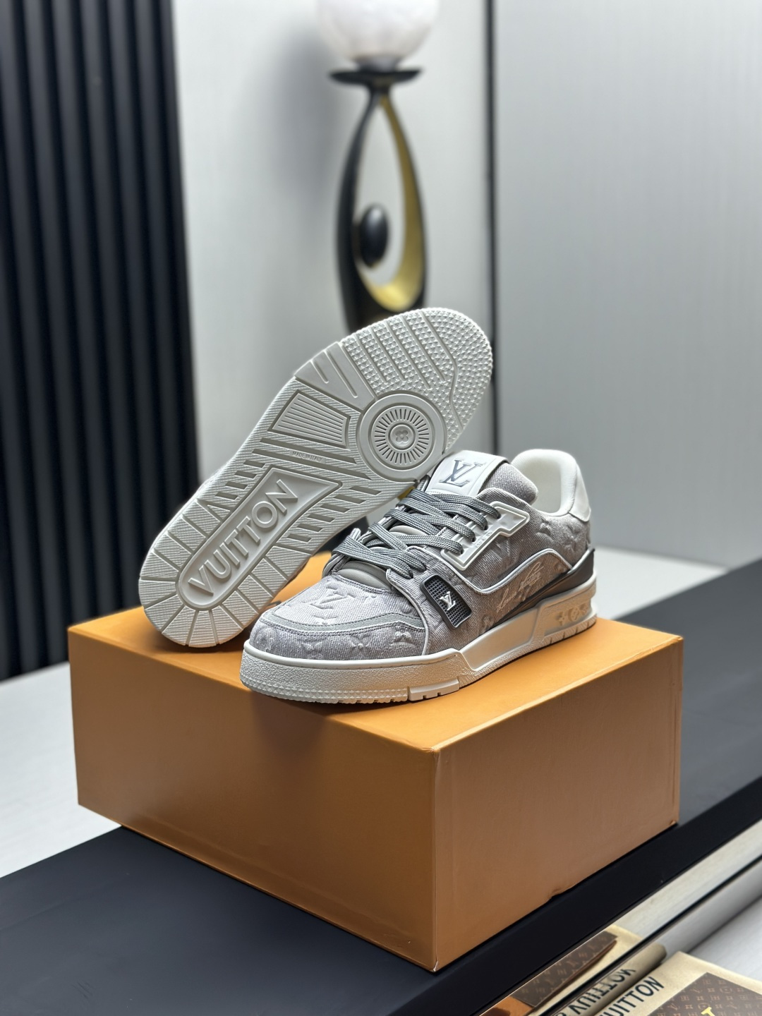 LV 高仿 Trainer 灰色Monogram壓紋低筒運動鞋| 10 LV 高仿 Trainer 灰色Monogram壓紋低筒運動鞋