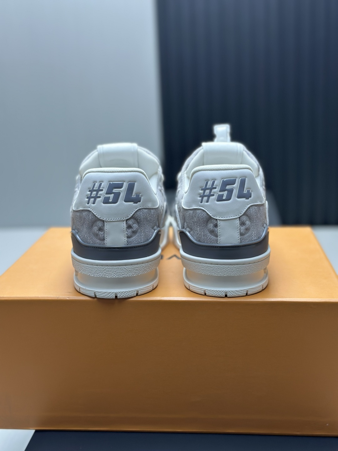 LV 高仿 Trainer 灰色Monogram壓紋低筒運動鞋| 9 LV 高仿 Trainer 灰色Monogram壓紋低筒運動鞋