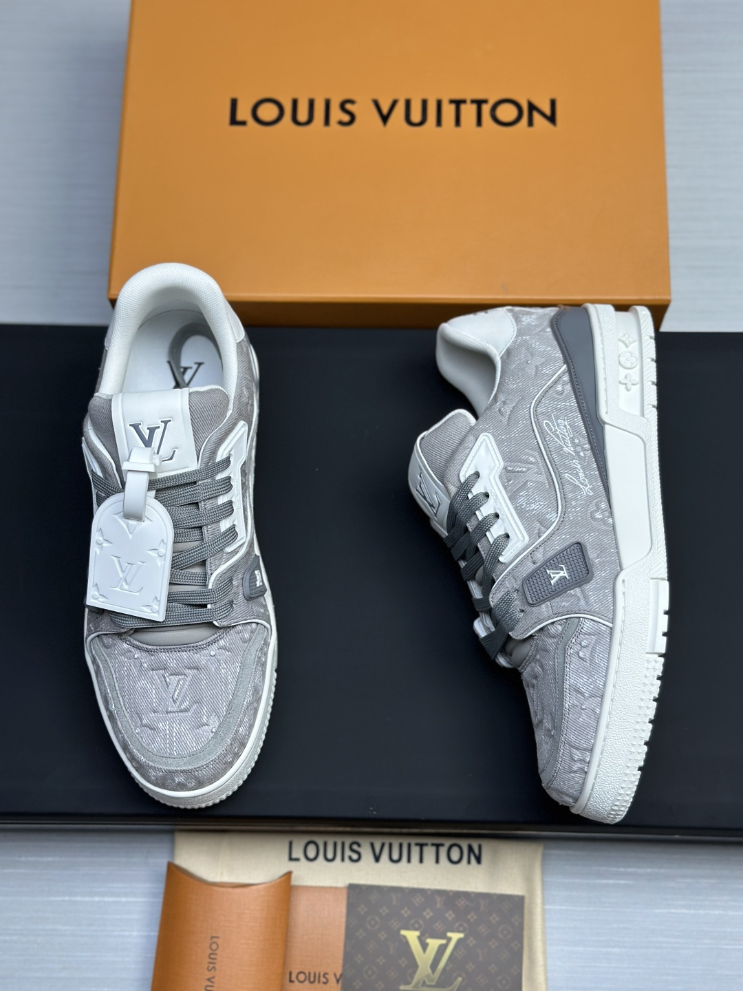 LV 高仿 Trainer 灰色Monogram壓紋低筒運動鞋| 8 LV 高仿 Trainer 灰色Monogram壓紋低筒運動鞋