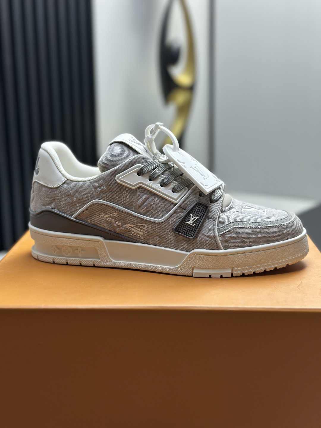 LV 高仿 Trainer 灰色Monogram壓紋低筒運動鞋| 7 LV 高仿 Trainer 灰色Monogram壓紋低筒運動鞋