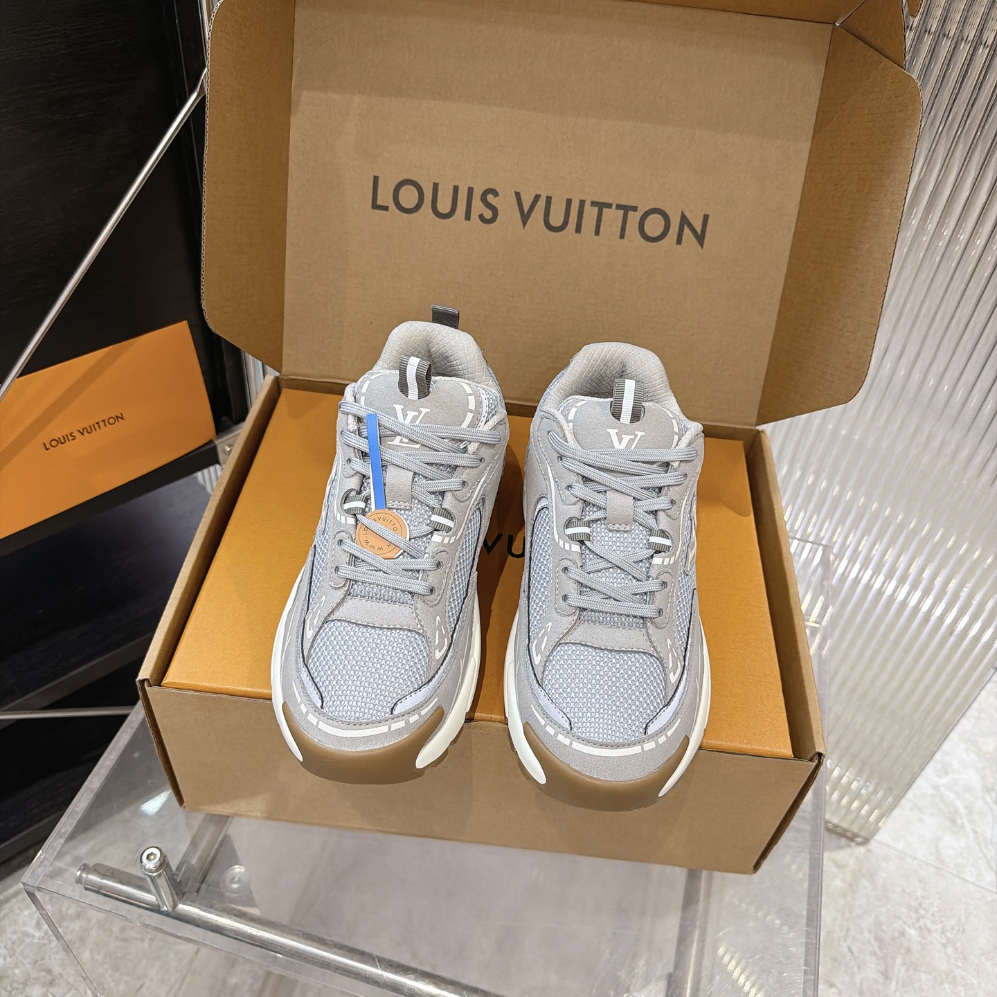 LV A貨 Run Away 灰米配色老花運動鞋| 3 LV A貨 Run Away 灰米配色老花運動鞋