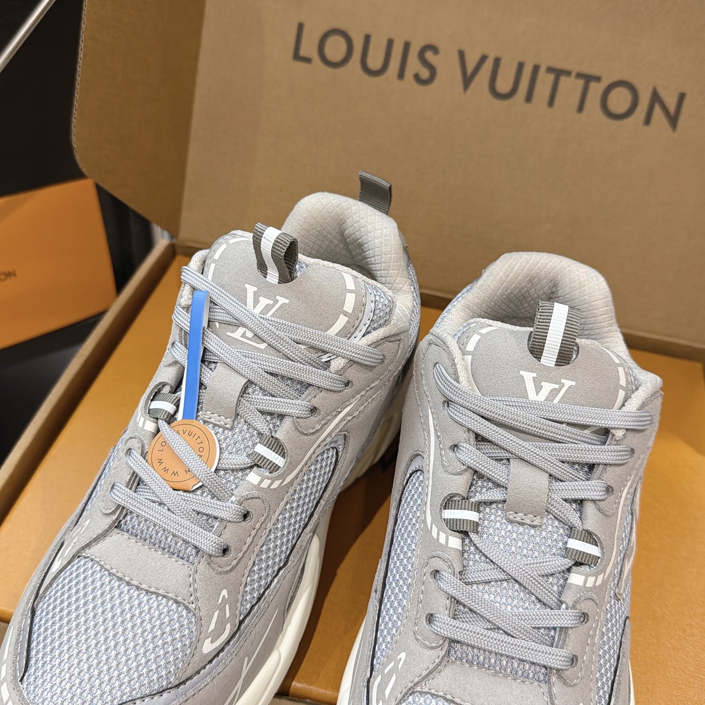 LV A貨 Run Away 灰米配色老花運動鞋