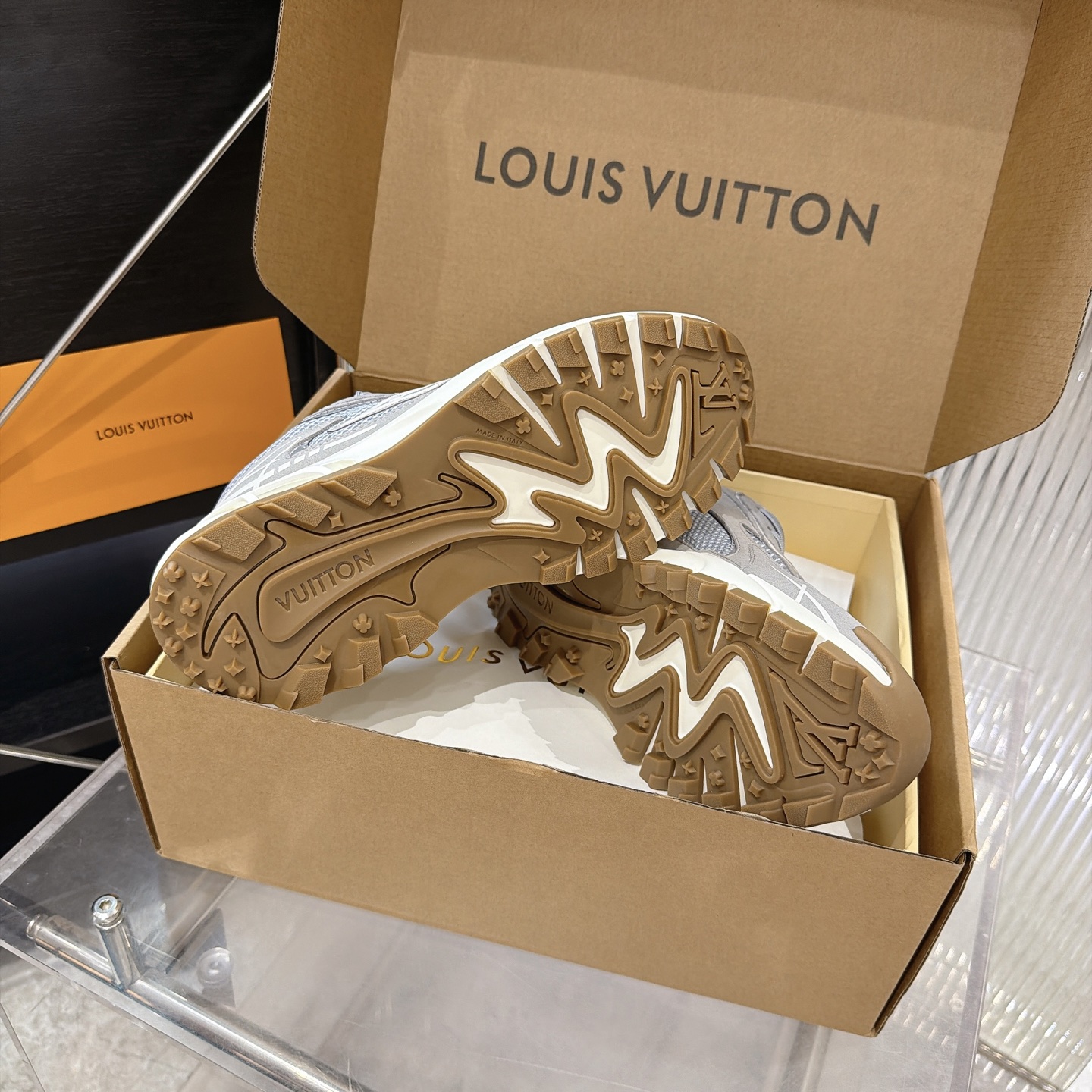 LV A貨 Run Away 灰米配色老花運動鞋
