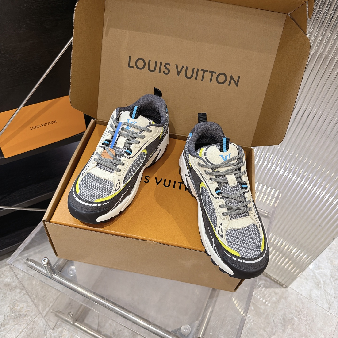 LV 原單 Run Away 灰黑螢光點綴老爹鞋| 3 LV 原單 Run Away 灰黑螢光點綴老爹鞋