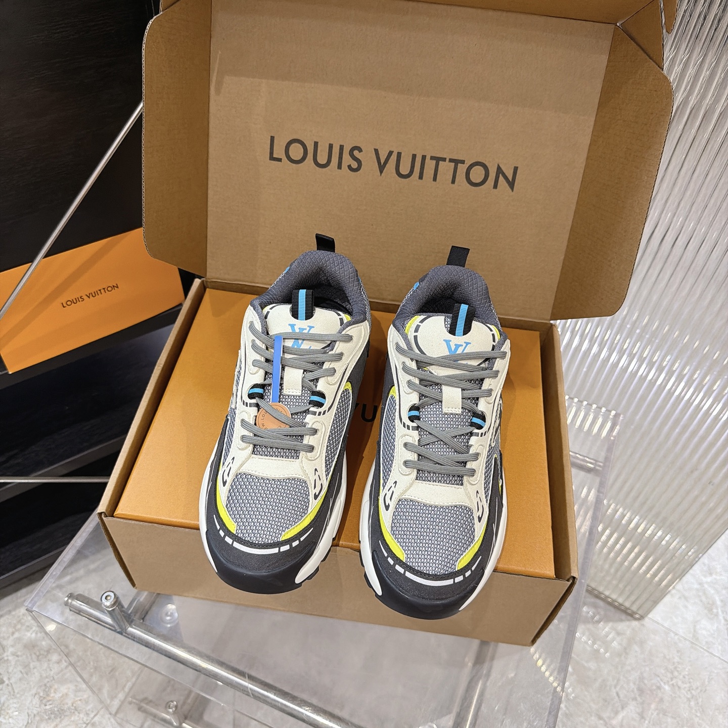 LV 原單 Run Away 灰黑螢光點綴老爹鞋| 14 LV 原單 Run Away 灰黑螢光點綴老爹鞋