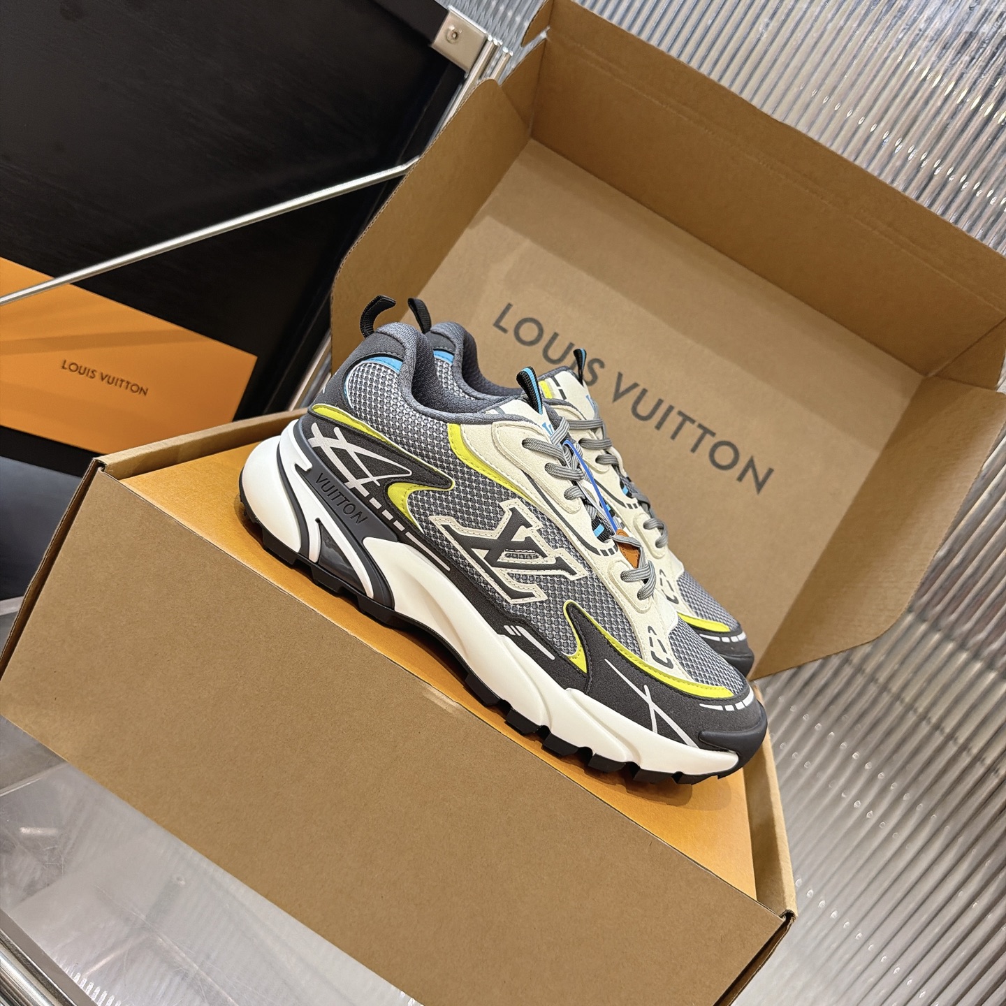 LV 原單 Run Away 灰黑螢光點綴老爹鞋| 12 LV 原單 Run Away 灰黑螢光點綴老爹鞋