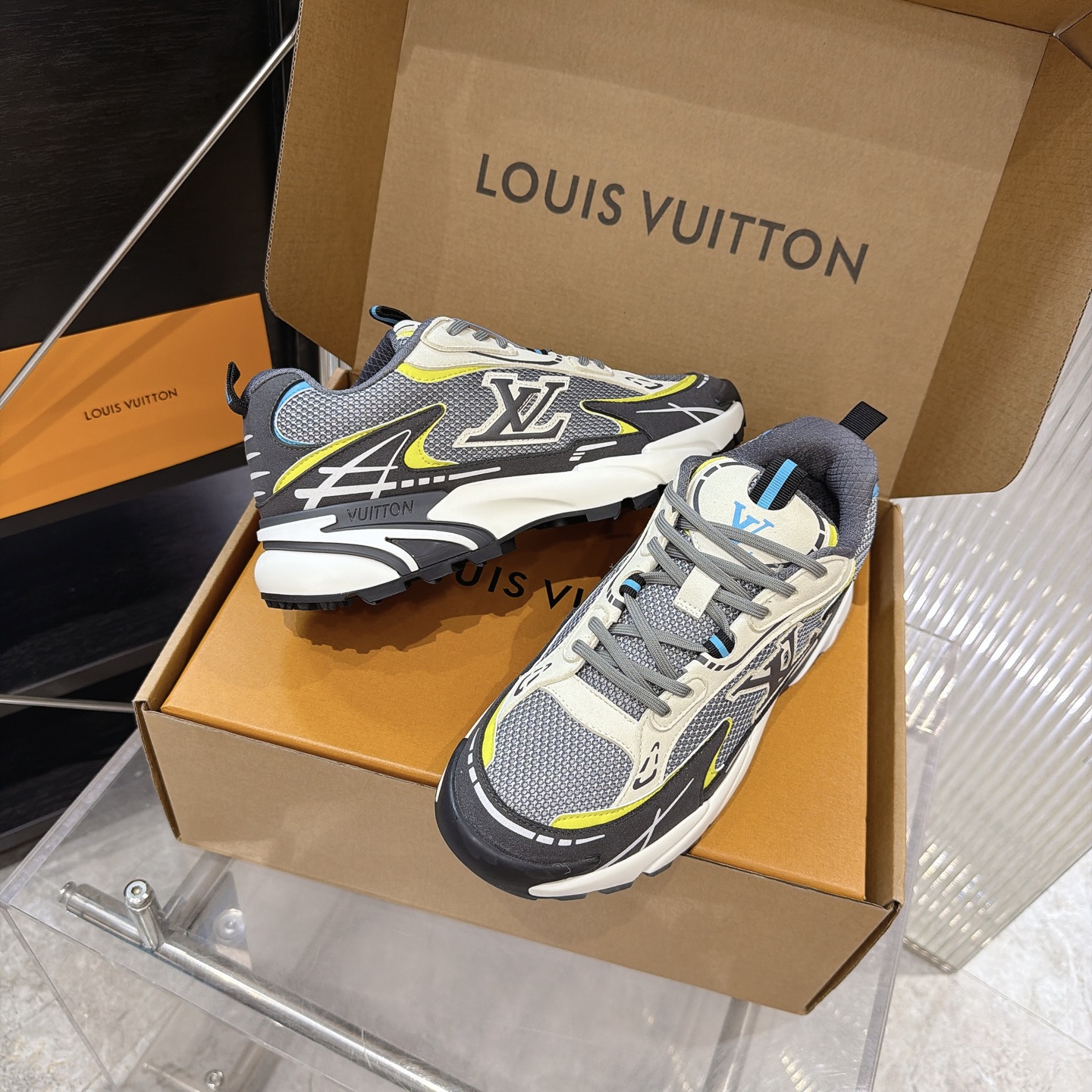 LV 原單 Run Away 灰黑螢光點綴老爹鞋| 11 LV 原單 Run Away 灰黑螢光點綴老爹鞋
