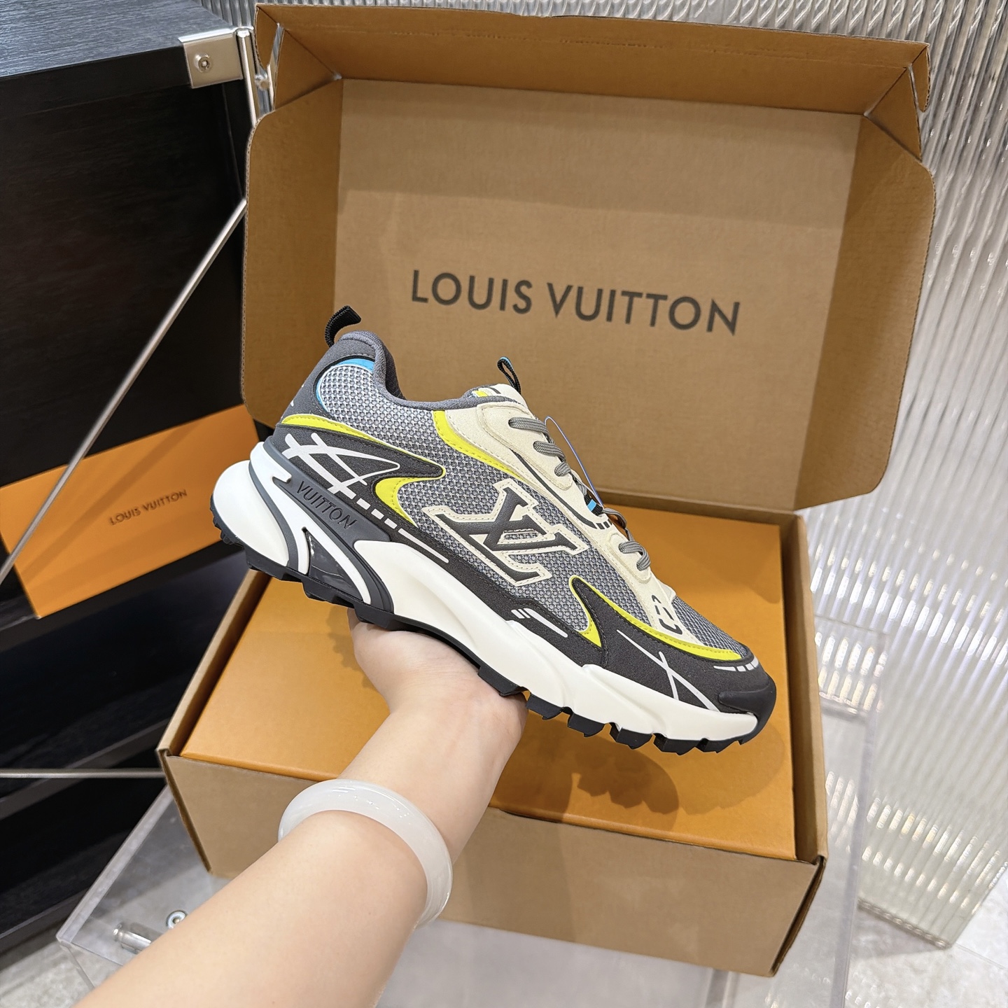 LV 原單 Run Away 灰黑螢光點綴老爹鞋| 10 LV 原單 Run Away 灰黑螢光點綴老爹鞋