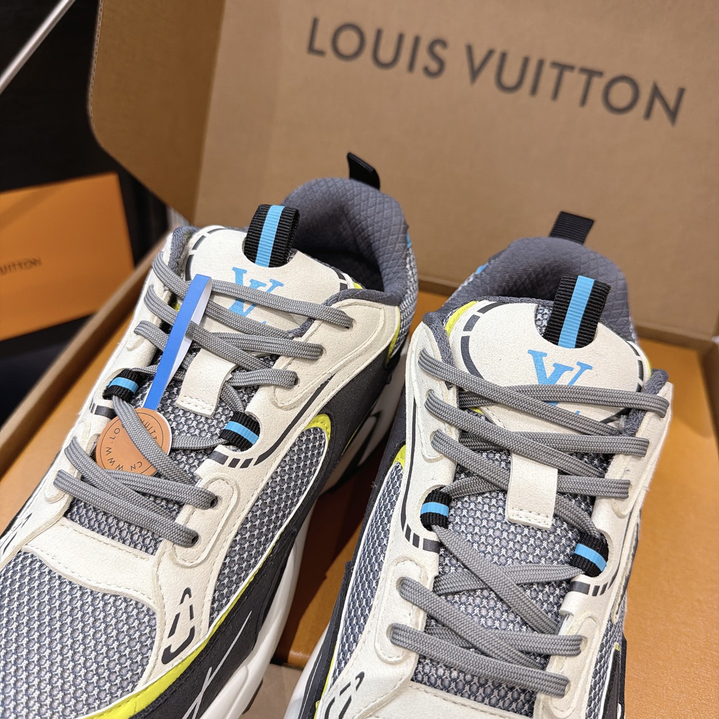LV 原單 Run Away 灰黑螢光點綴老爹鞋| 9 LV 原單 Run Away 灰黑螢光點綴老爹鞋