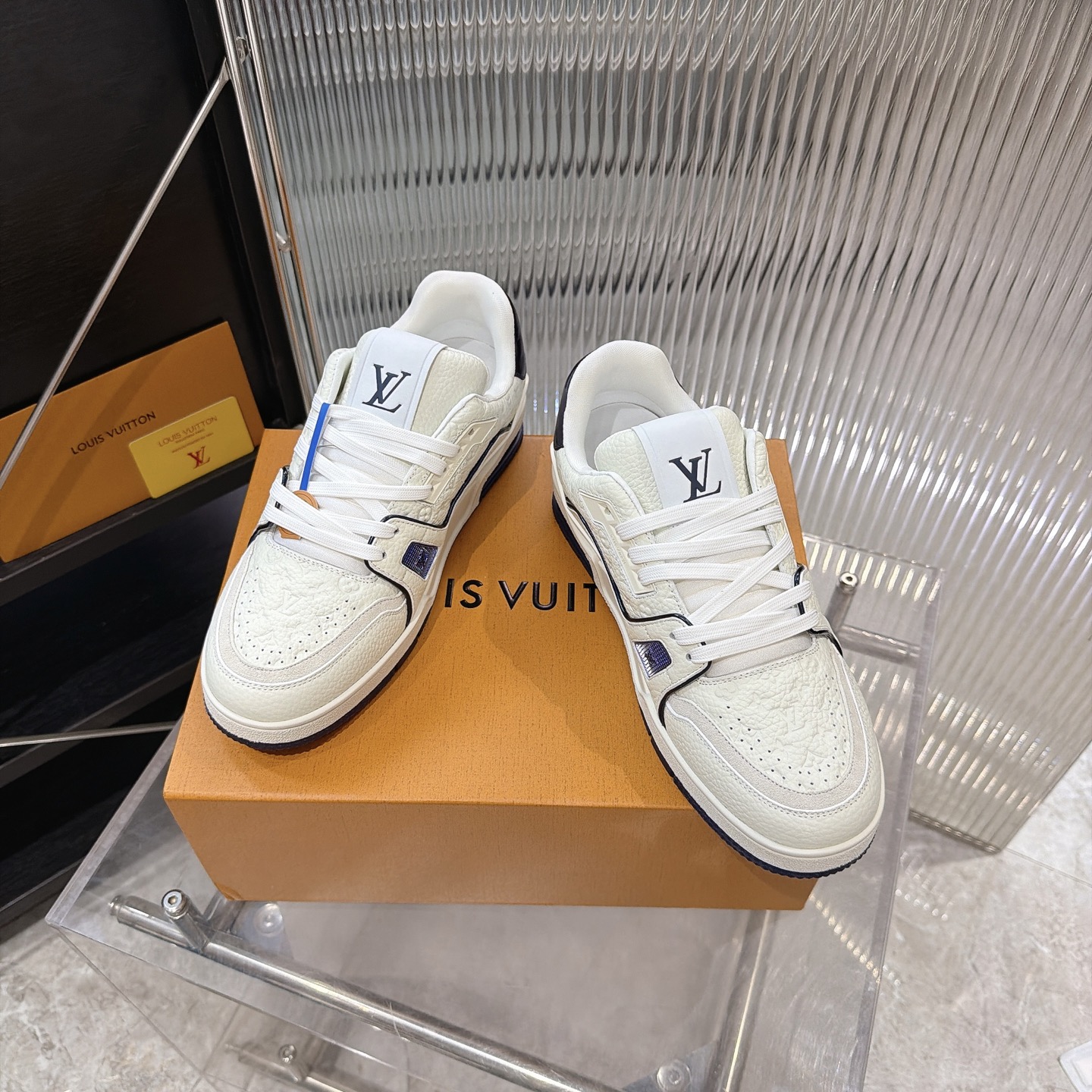 LV 一比一 Trainer 白色壓紋低筒休閒運動鞋 百搭鞋款| 14 LV 一比一 Trainer 白色壓紋低筒休閒運動鞋 百搭鞋款