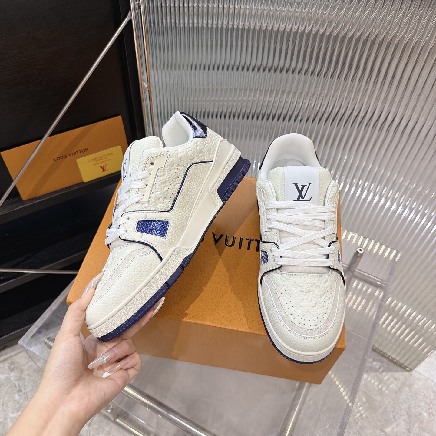 LV 一比一 Trainer 白色壓紋低筒休閒運動鞋 百搭鞋款| 13 LV 一比一 Trainer 白色壓紋低筒休閒運動鞋 百搭鞋款