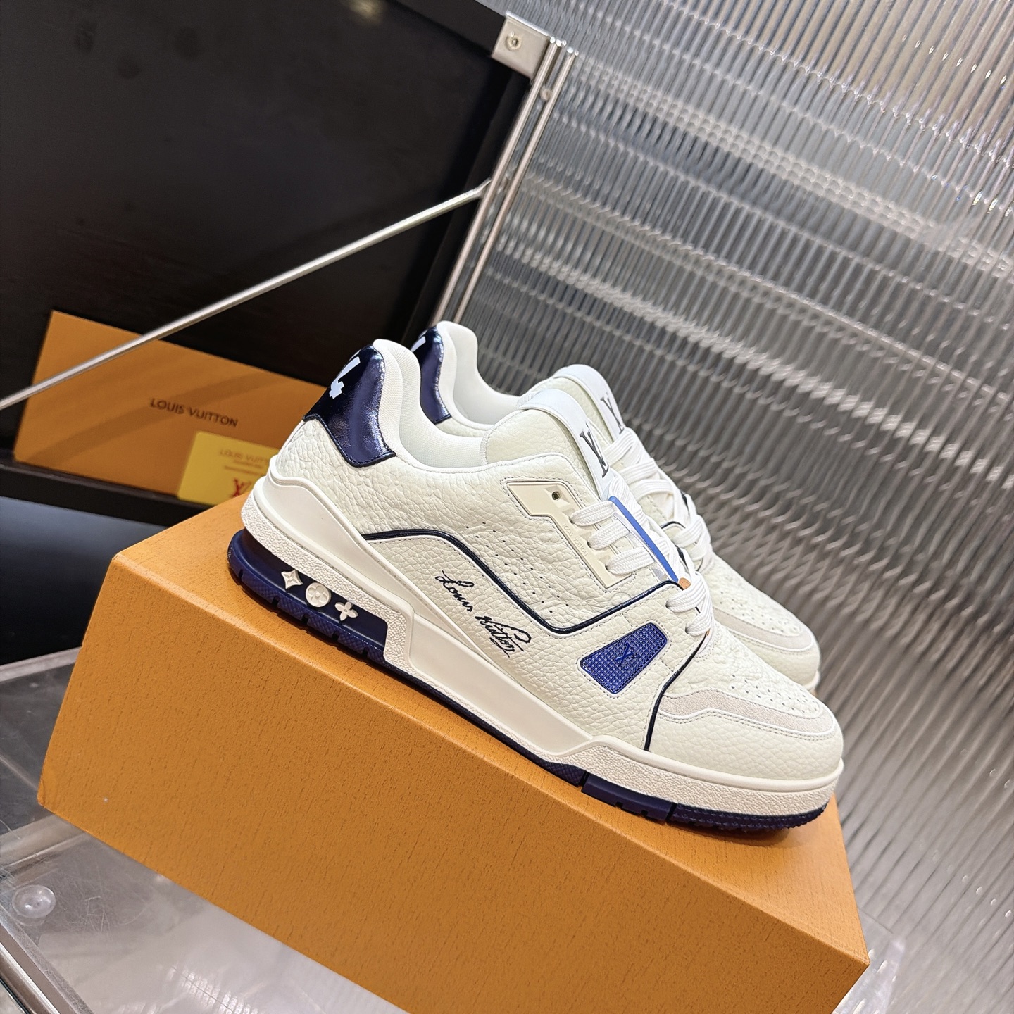 LV 一比一 Trainer 白色壓紋低筒休閒運動鞋 百搭鞋款| 12 LV 一比一 Trainer 白色壓紋低筒休閒運動鞋 百搭鞋款