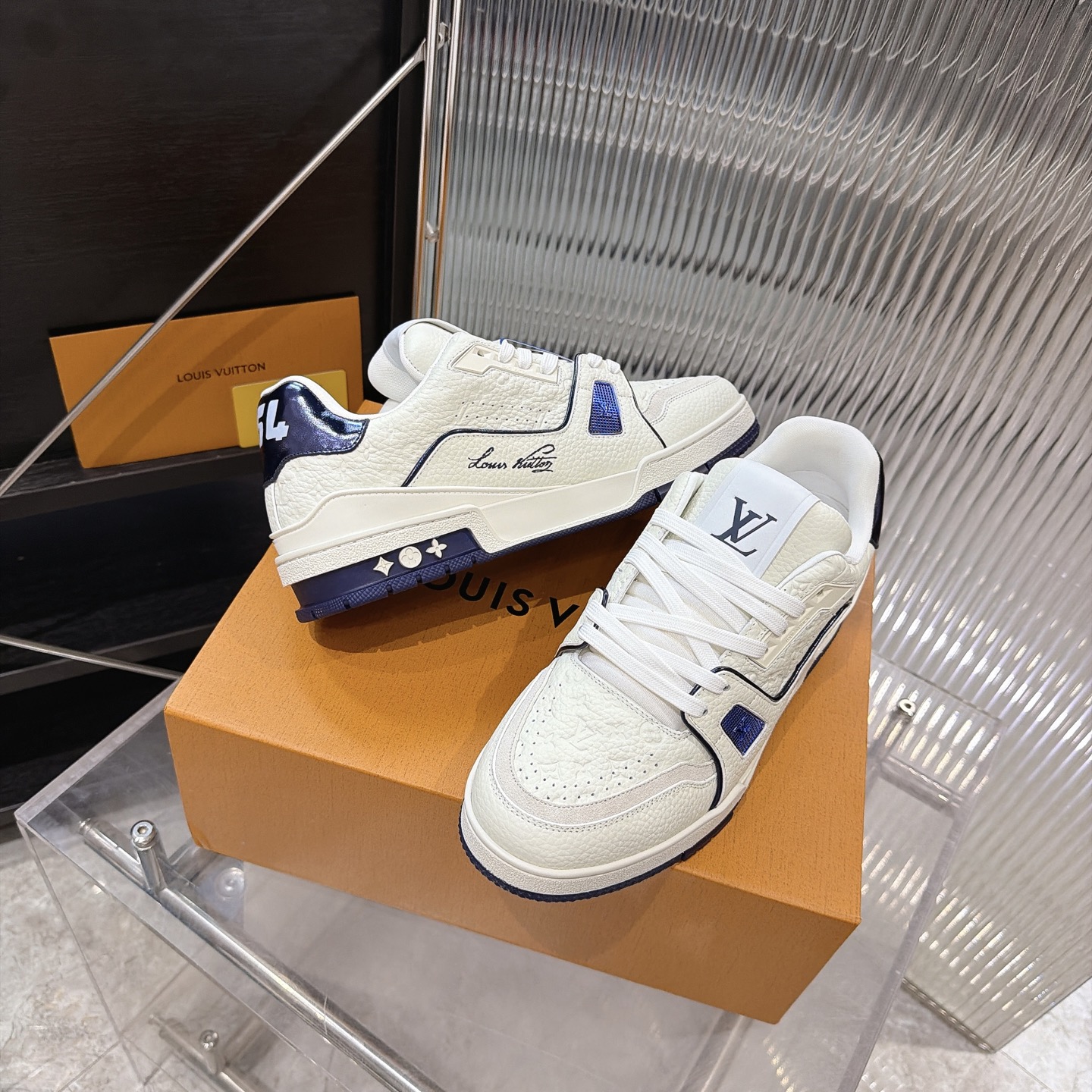 LV 一比一 Trainer 白色壓紋低筒休閒運動鞋 百搭鞋款| 11 LV 一比一 Trainer 白色壓紋低筒休閒運動鞋 百搭鞋款