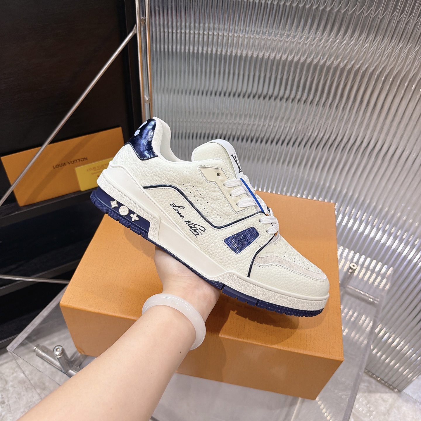 LV 一比一 Trainer 白色壓紋低筒休閒運動鞋 百搭鞋款| 10 LV 一比一 Trainer 白色壓紋低筒休閒運動鞋 百搭鞋款