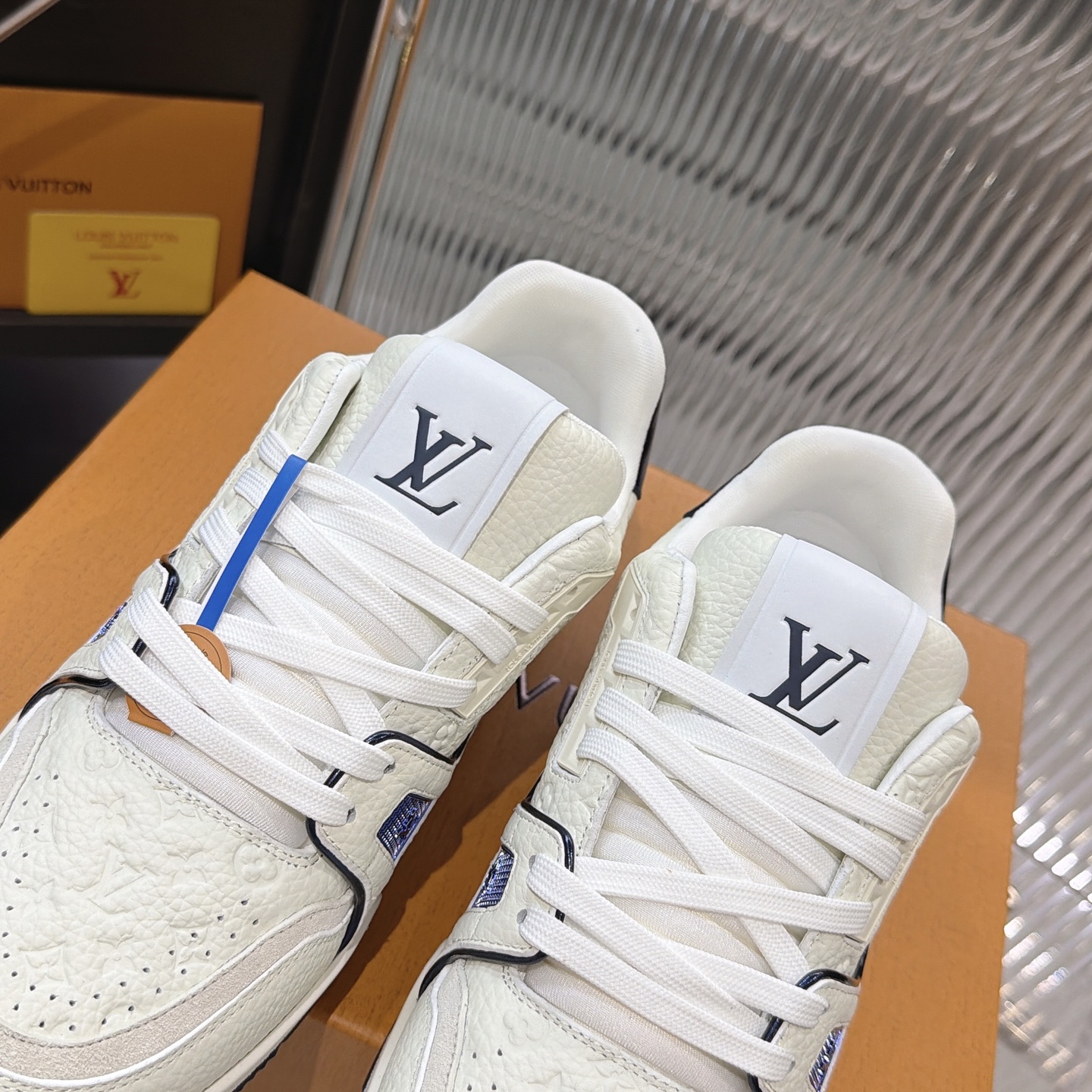 LV 一比一 Trainer 白色壓紋低筒休閒運動鞋 百搭鞋款| 9 LV 一比一 Trainer 白色壓紋低筒休閒運動鞋 百搭鞋款